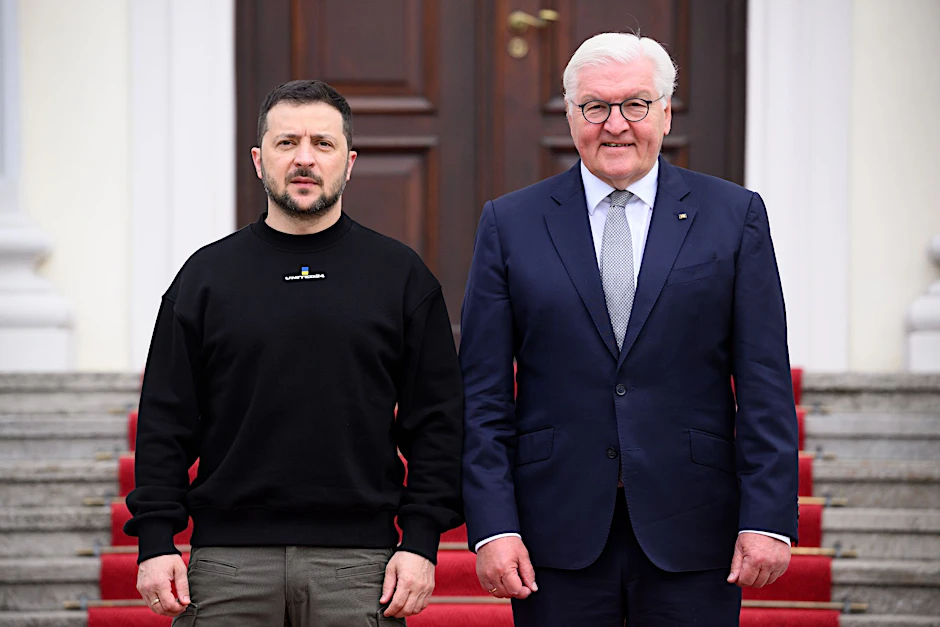 Wolodymyr Selenskyj, Präsident der Ukraine, wird von Bundespräsident Frank-Walter Steinmeier (r) vor dem Schloss Bellevue begrüßt.  a