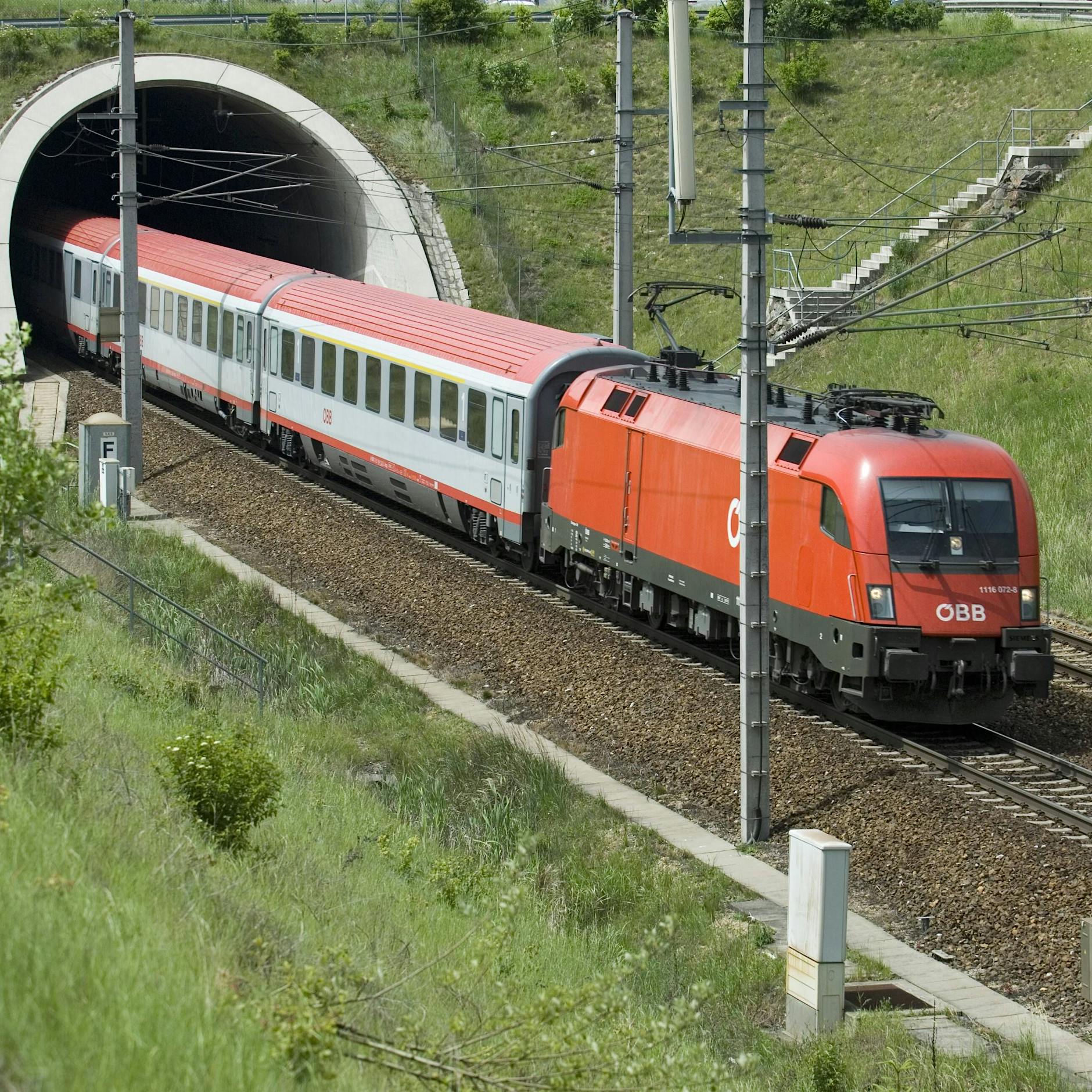 Hitler-Alarm: „Sieg Heil“ aus dem Zug-Lautsprecher!