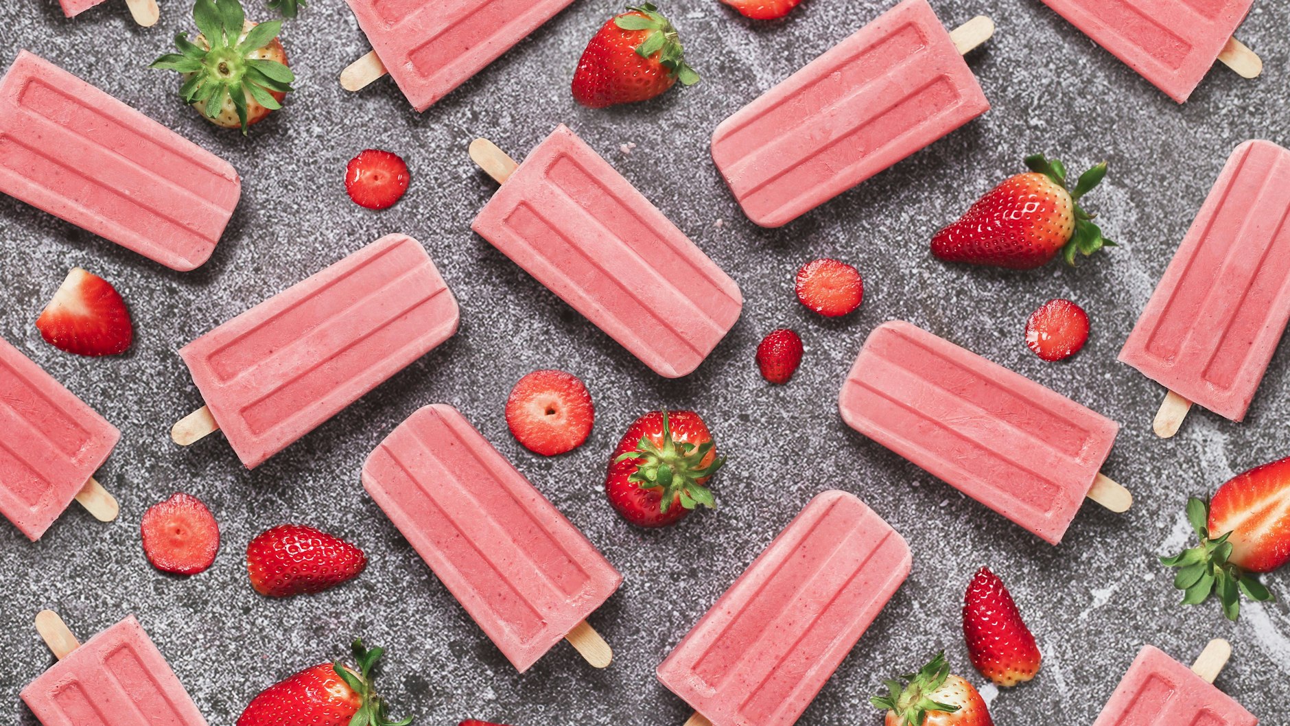 Das Erdbeereis ohne Eismaschine kann man auch in Eis-am-Stil-Formen einfrieren.