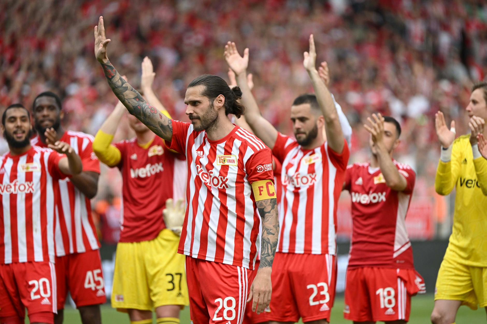 Nach dem Sieg gegen Freiburg wurde Christopher Trimmel für seine geknackte 300er-Marke von den Fans des 1. FC Union gefeiert.