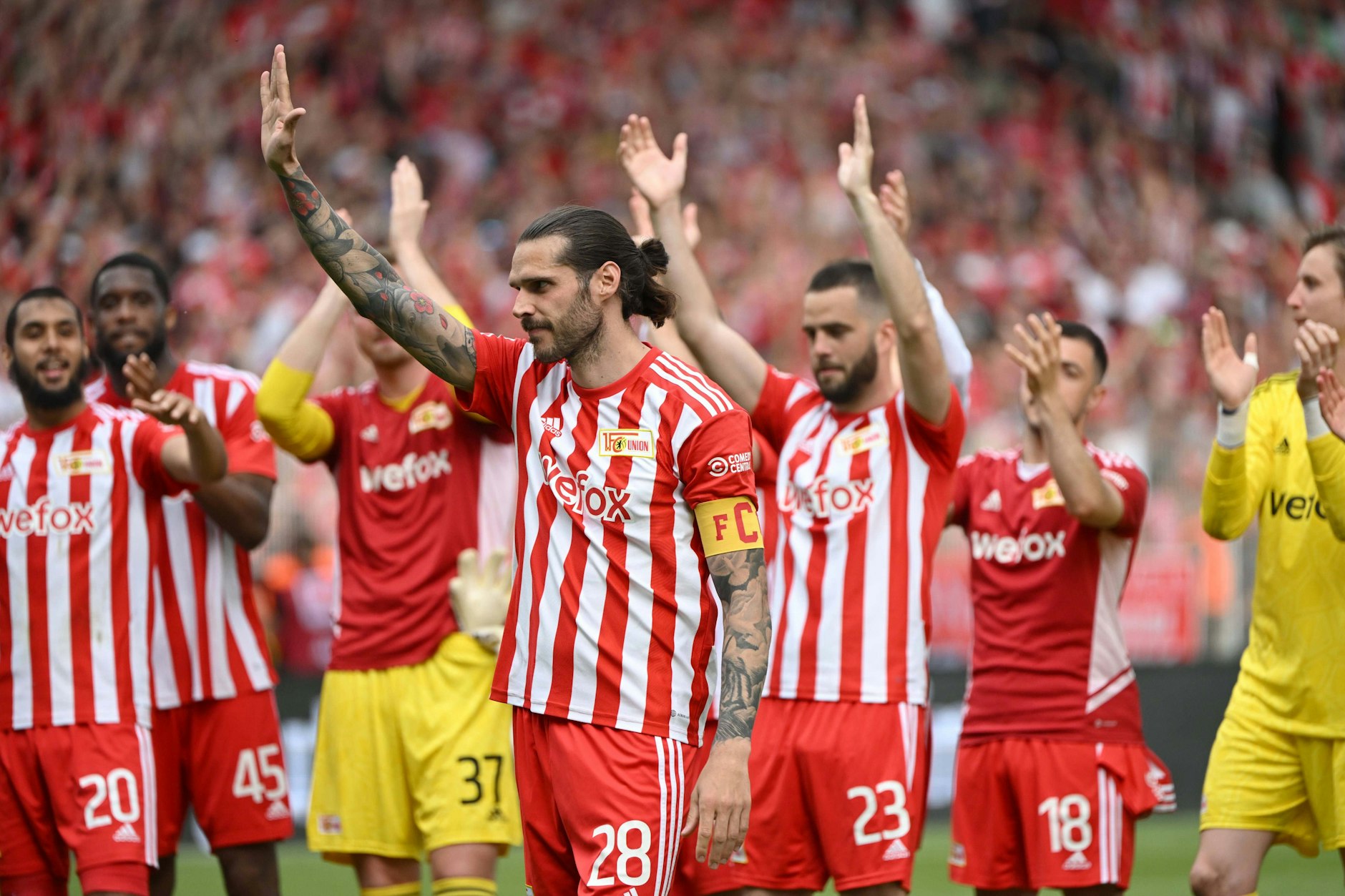 Nach dem Sieg gegen Freiburg wurde Christopher Trimmel für seine geknackte 300er-Marke von den Fans des 1. FC Union gefeiert.