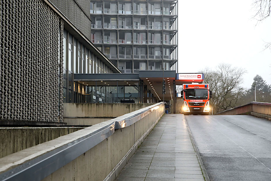 Berlin - Deutschland. Rettungswagen vor der Notaufnahme am Benjamin-Franklin-Krankenhaus.