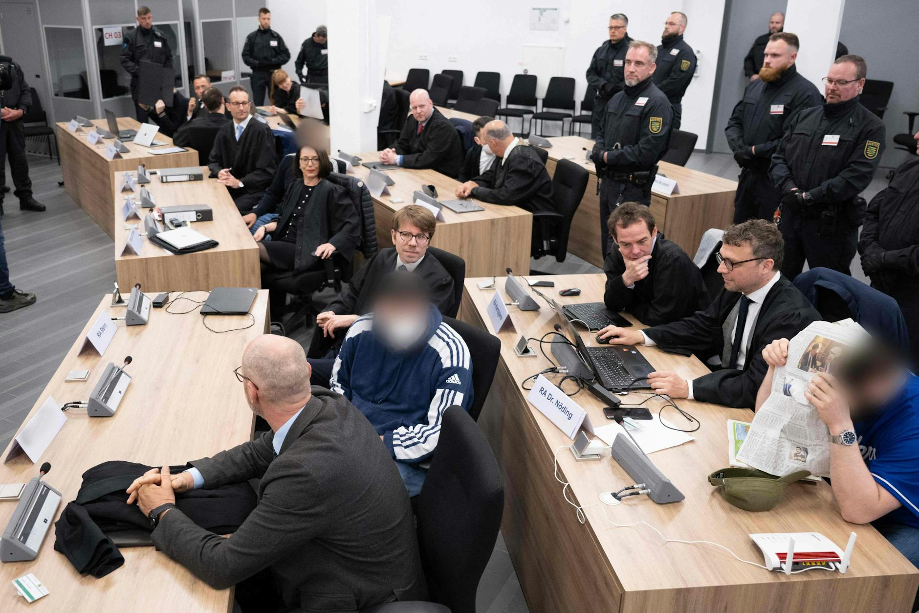Verteidiger und Angeklagte warten am Dienstagmorgen in Dresden auf die Urteilsverkündung.