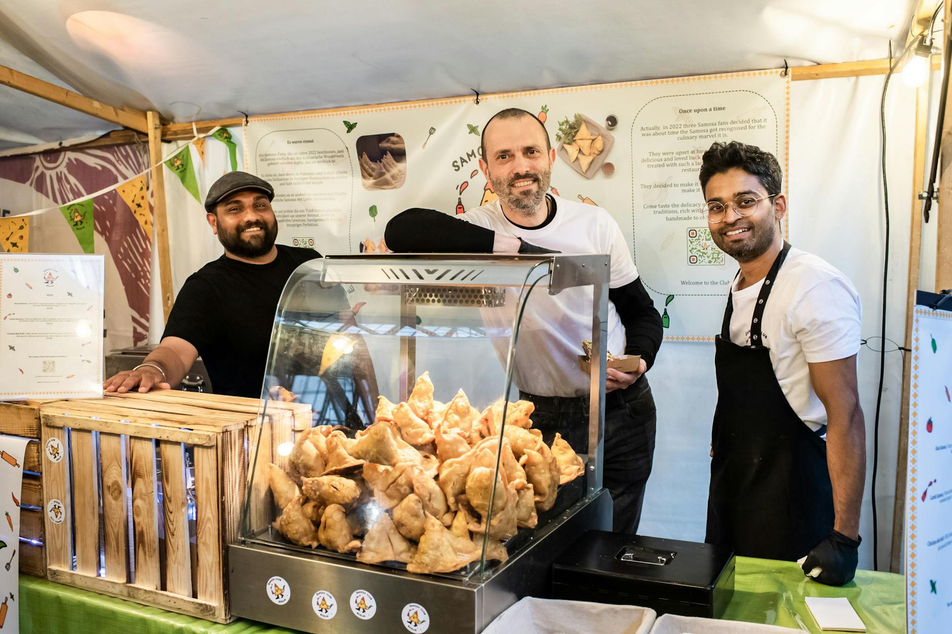 Machen wir’s lieber selbst: Suleman, Jan und Rohan (v.l.) vom Samosa Club Berlin