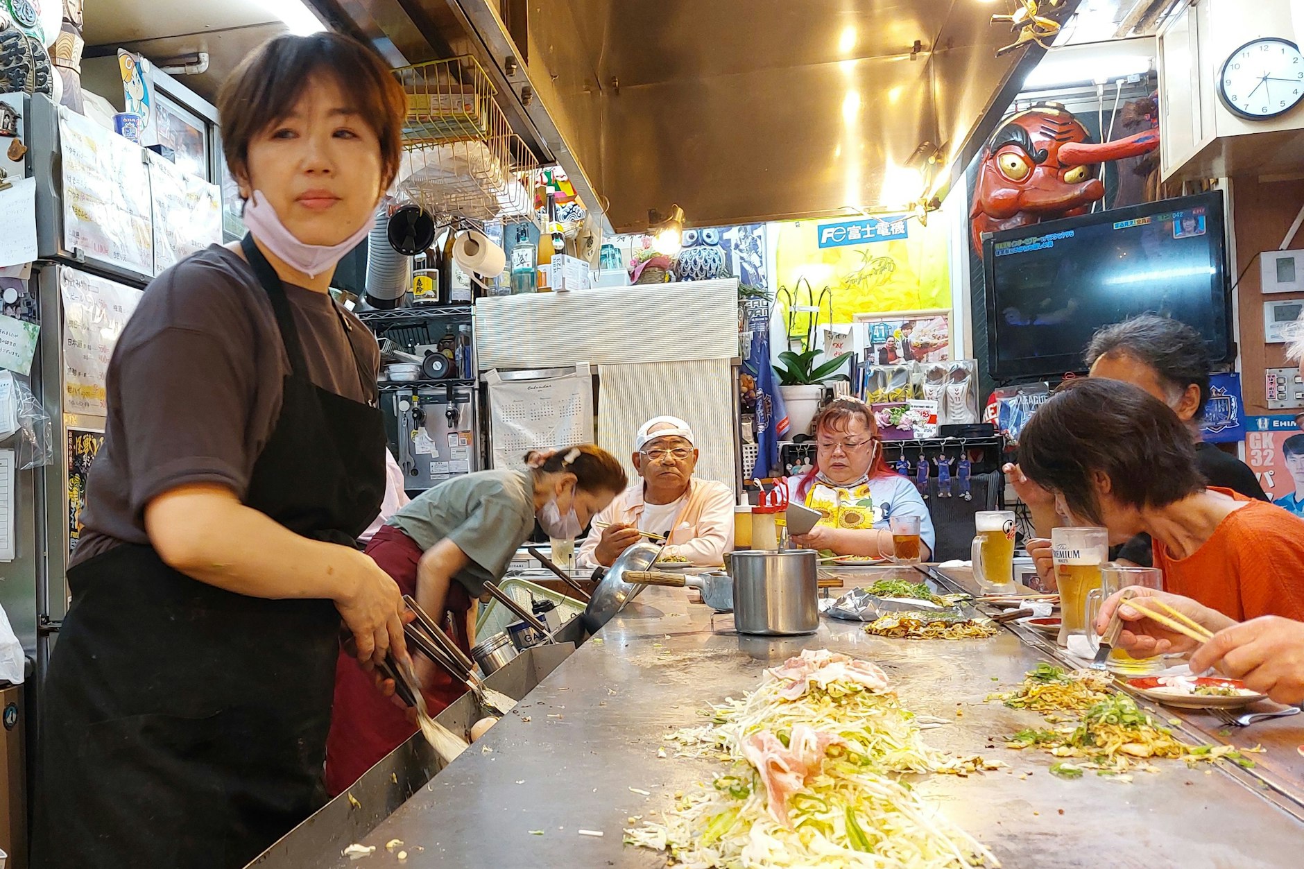 Die Gäste sitzen direkt an der heißen Platte, auf denen die Okonomiyaki zubereitet werden.