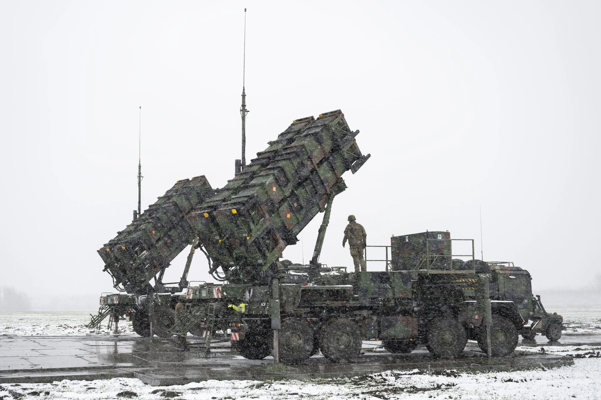Ein Bundeswehr-Soldat steht Anfang April auf einem Anhänger mit Abschussrampen für Lenkflugkörper des Patriot-Luftabwehrsystems auf einem schneebedeckten Feld im Südosten Polens.
