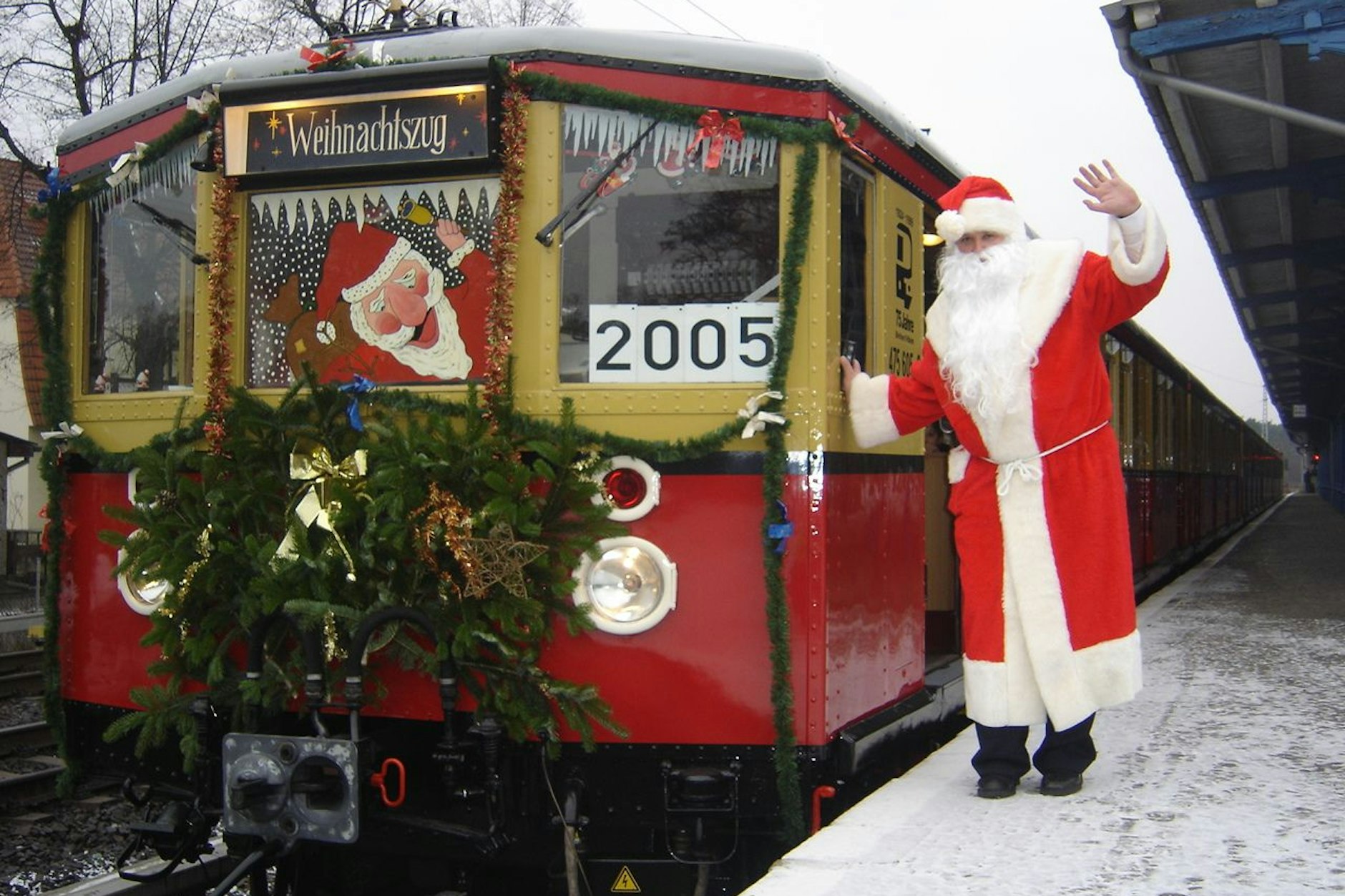 Einsteigen zur Fahrt mit der Weihnachts-S-Bahn! Der Weihnachtsmann war auch 2005 an Bord.
