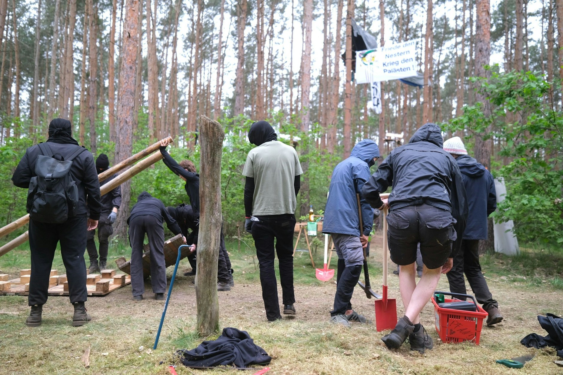 Die Aktivisten bereiten sich auf die Räumung ihres Camps vor, die jeden Tag erfolgen könnte. Der Senat und die Polizei halten sich bedeckt.