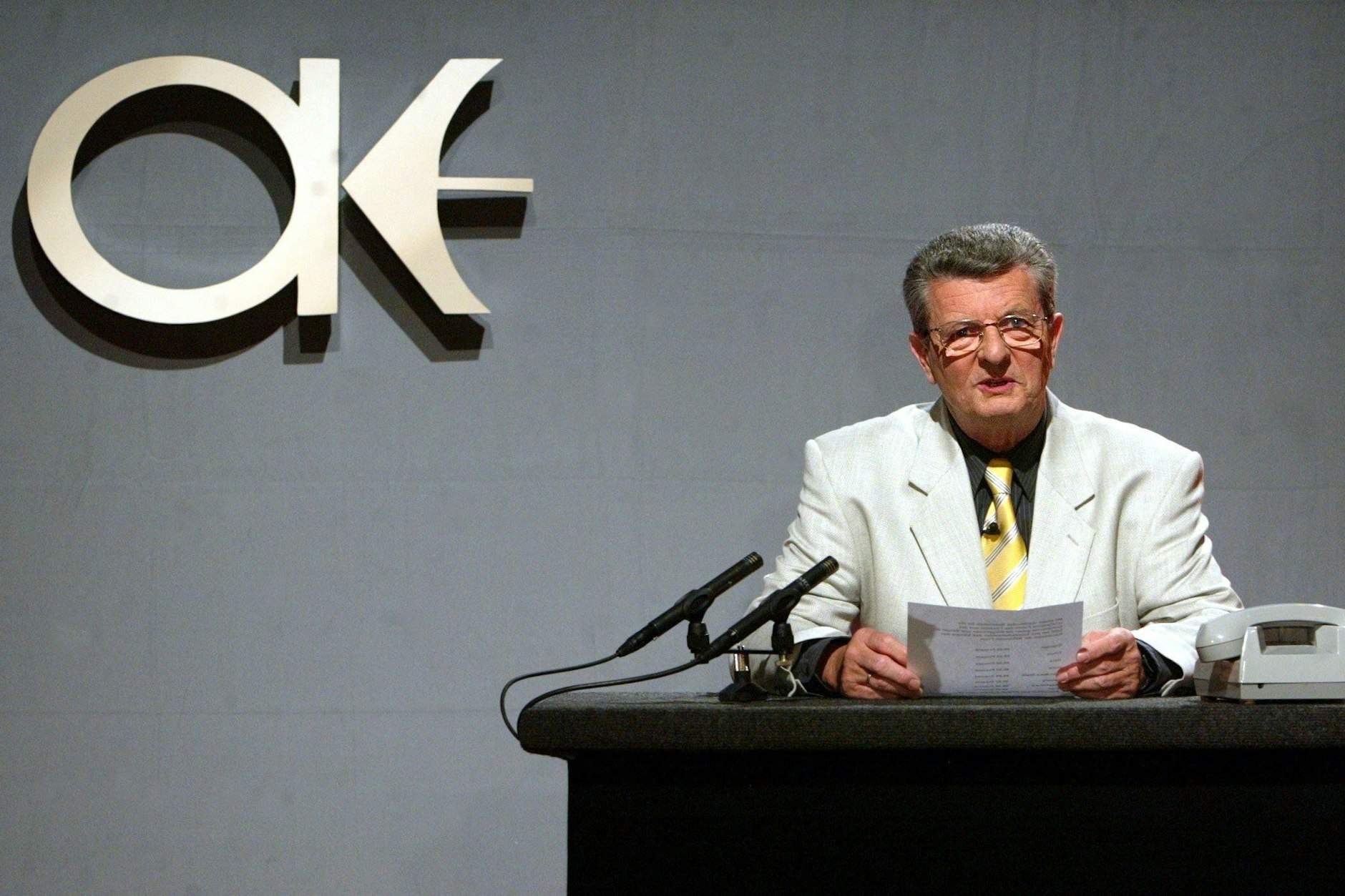 Der Sprecher der ehemaligen DDR-Nachrichtensendung "Aktuelle Kamera", Klaus Feldmann, sitzt am 18.09.2003 während einer Aufzeichnung für die vierte Folge der Ostalgieshow "Ein Kessel DDR" des Mitteldeutschen Rundfunks an einem Nachbau seines alten Arbeitsplatzes. Klaus Feldmann ist jetzt im Alter von 87 Jahren gestorben. 