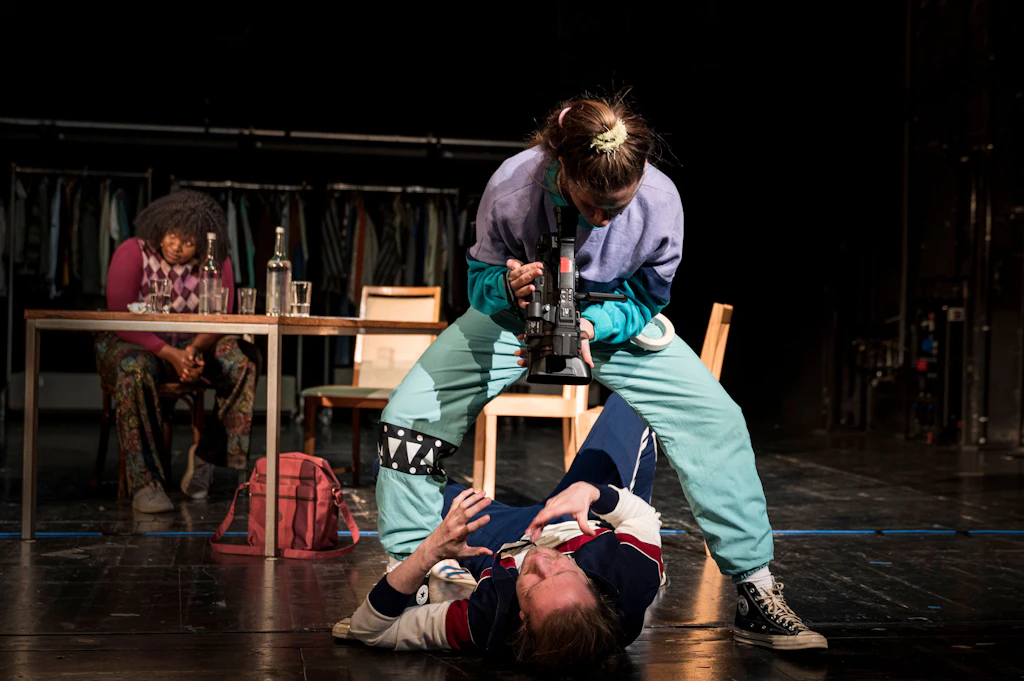 „Der Bus nach Dachau“ beim Theatertreffen: Ein stilles Fest auf der KZ-Latrine