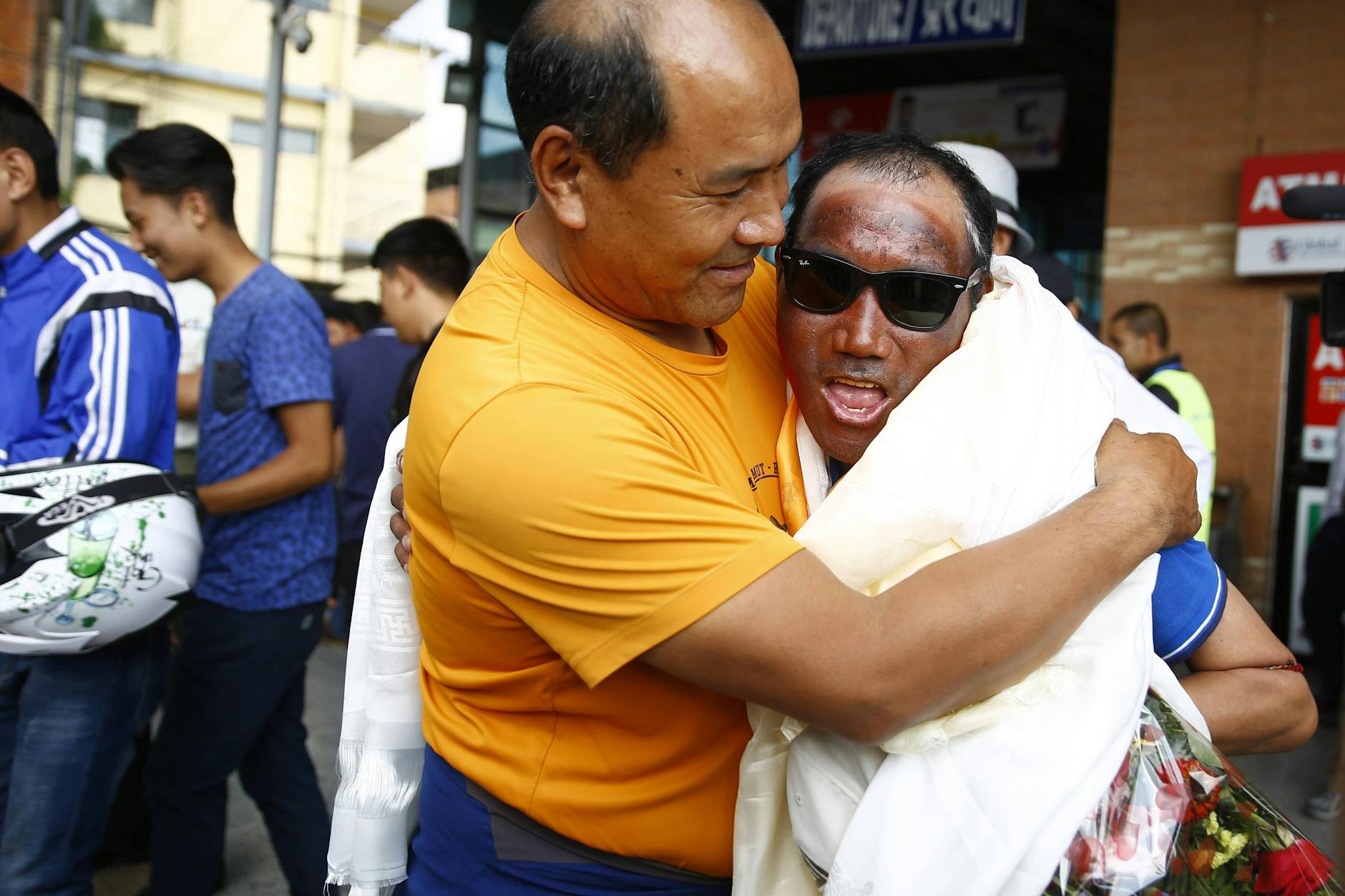 Rita Sherpa wird nach seiner Rückkehr vom Mount Everest von seiner Familie und Freunden gefeiert.