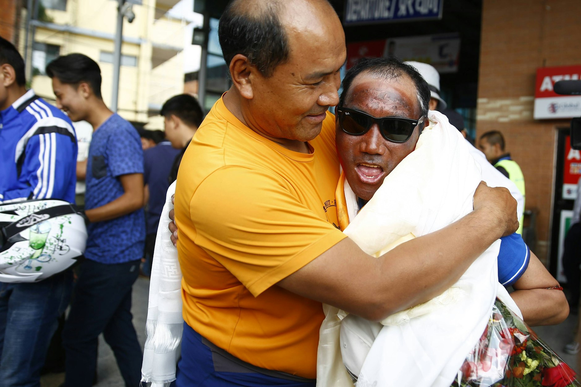 Rita Sherpa wird nach seiner Rückkehr vom Mount Everest von seiner Familie und Freunden gefeiert.