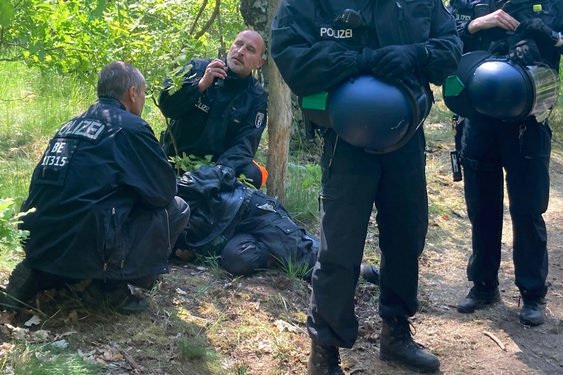 Ein Mann wurde festgenommen. Er hatte versucht, eine Absperrung zu durchbrechen.