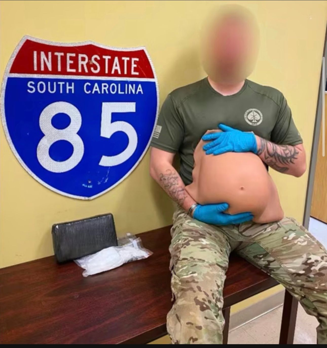 Image - „Schwangere“ schmuggelte Drogen im Fake-Babybauch