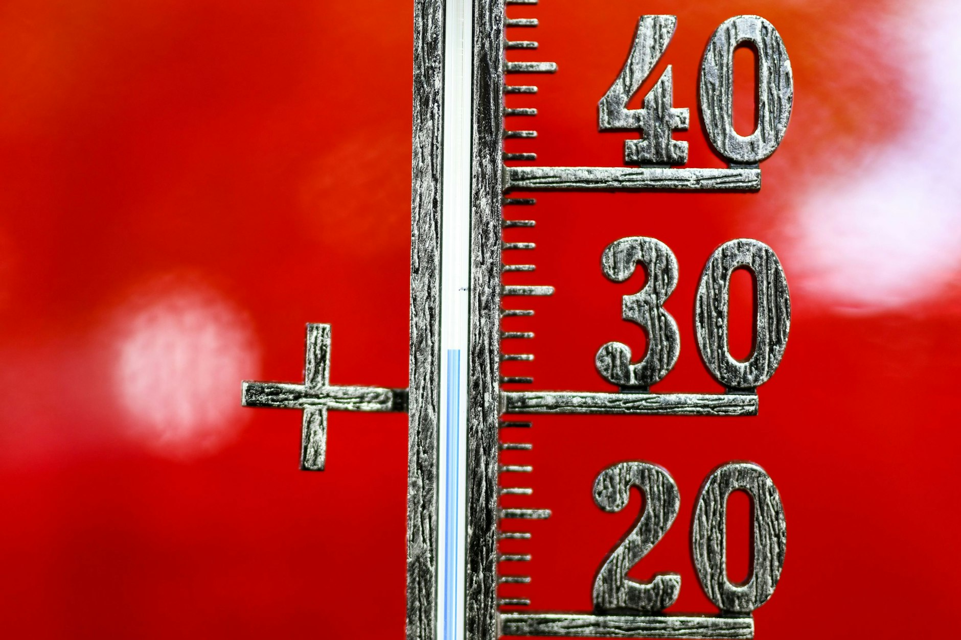 Ein Thermometer zeigt im Schatten knapp 33 Grad an. Experten befürchten neue Rekord-Temperaturen in den kommenden Jahren.