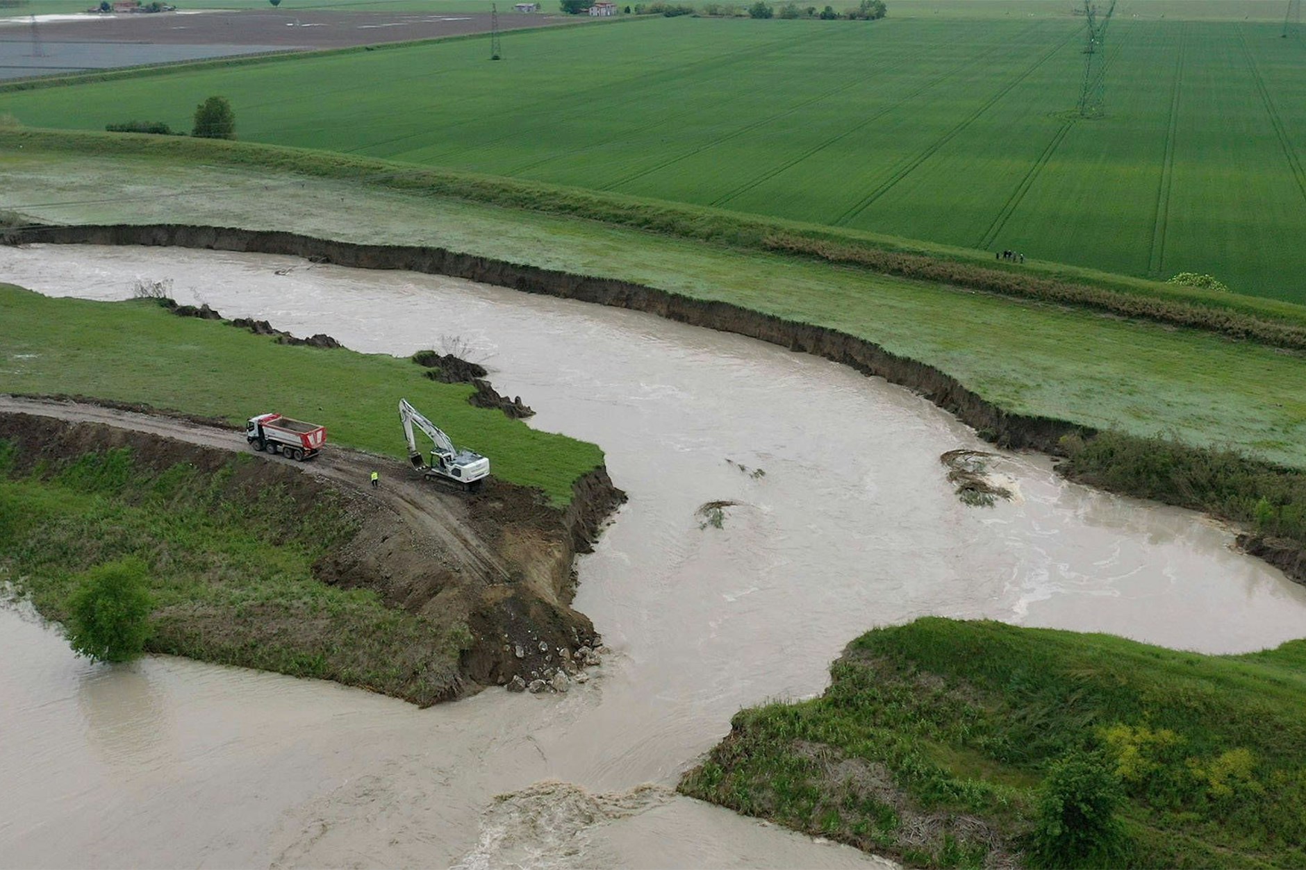 In der Region Emilia-Romagna spülte der Starkregen ganze Straßen weg. Das Formel-1-Rennen in Imola wurde auf Bitten der Regierung abgesagt.&nbsp;