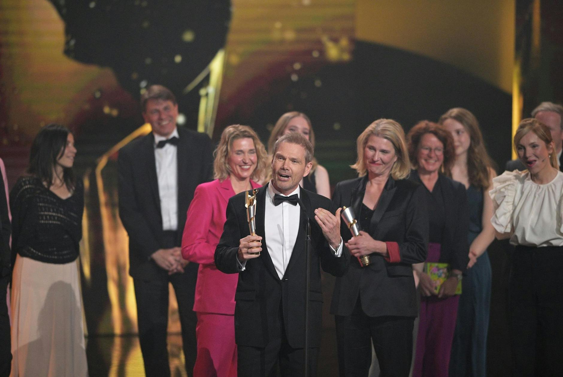 Besucherstärkster Film war «Die Schule der Magischen Tiere 2». Regisseur Sven Unterwaldt nimmt stellvertretend den Deutschen Filmpreis entgegen.