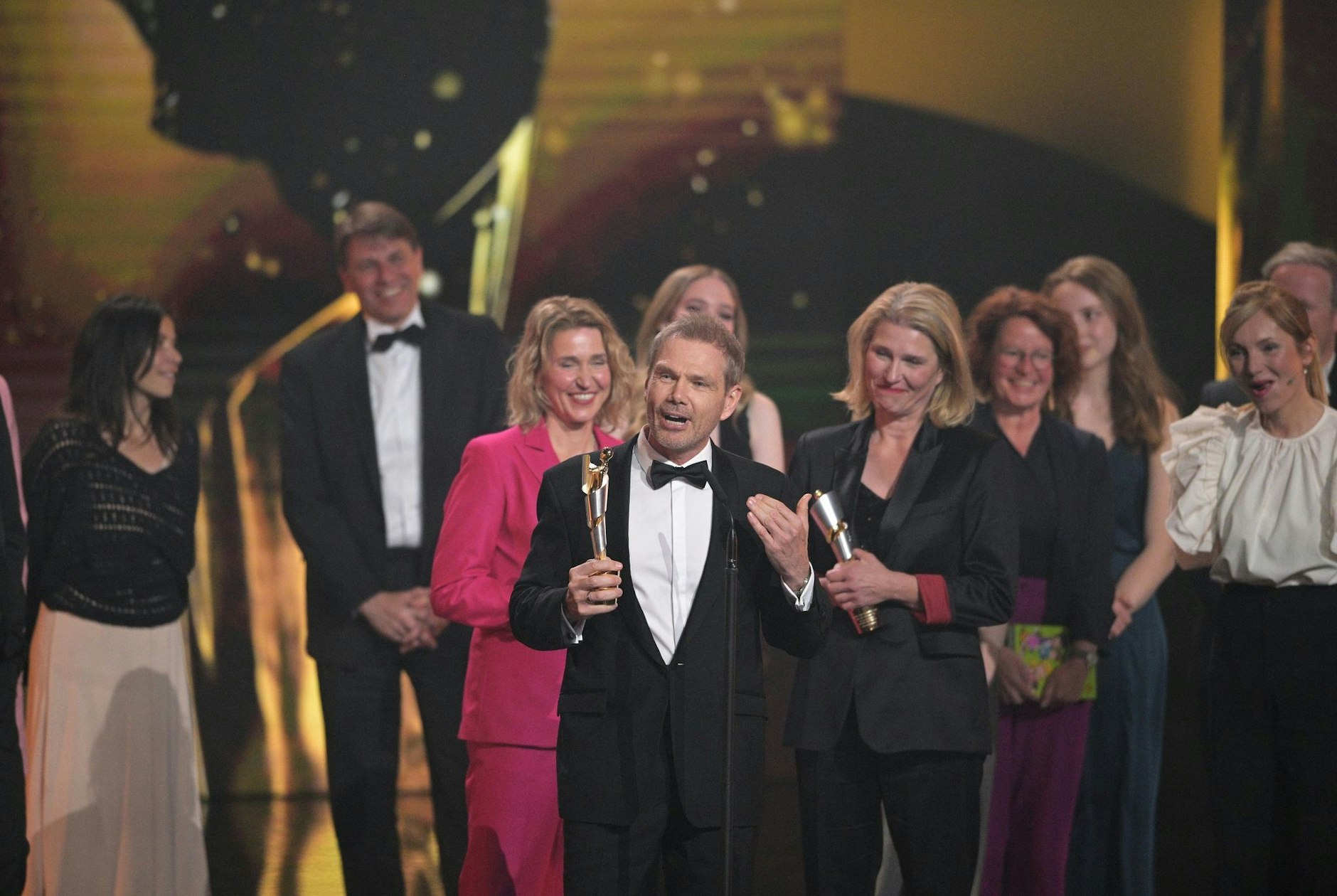 Besucherstärkster Film war «Die Schule der Magischen Tiere 2». Regisseur Sven Unterwaldt nimmt stellvertretend den Deutschen Filmpreis entgegen.  