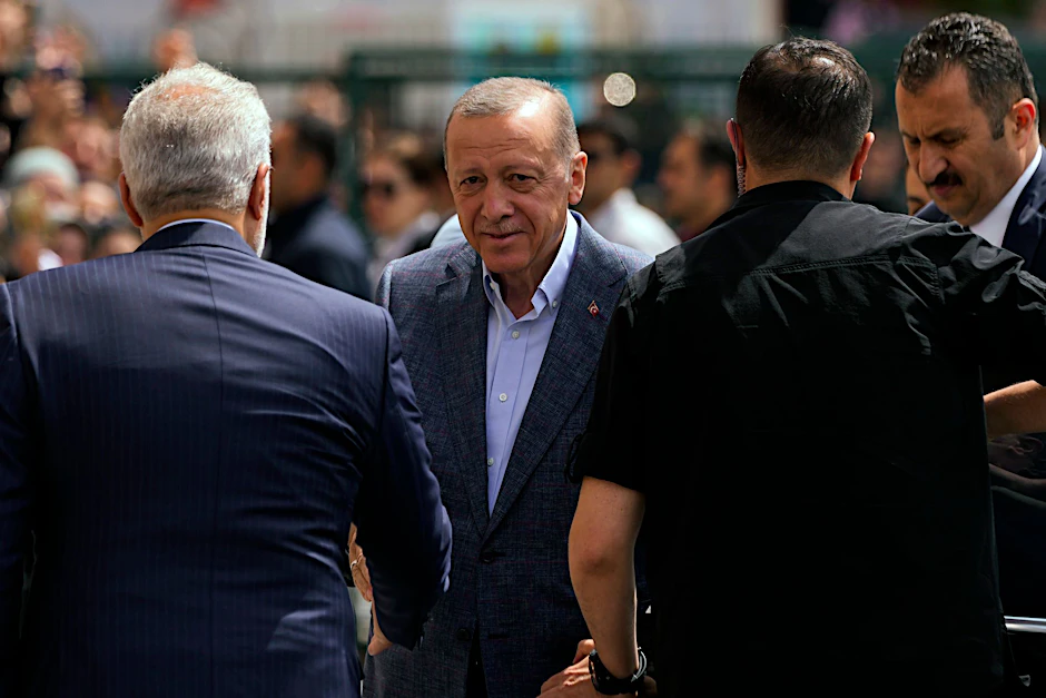 Recep Tayyip Erdogan kommt in Instanbul zur Stimmabgabe in ein Wahllokal.
