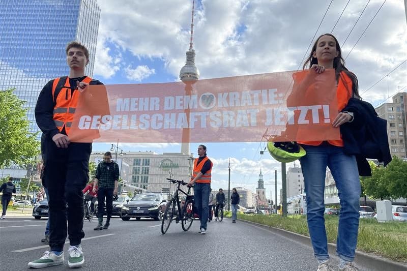 Aktivisten der Letzten Generation laufen am Mittwochabend über die Karl-Liebknechtstraße.