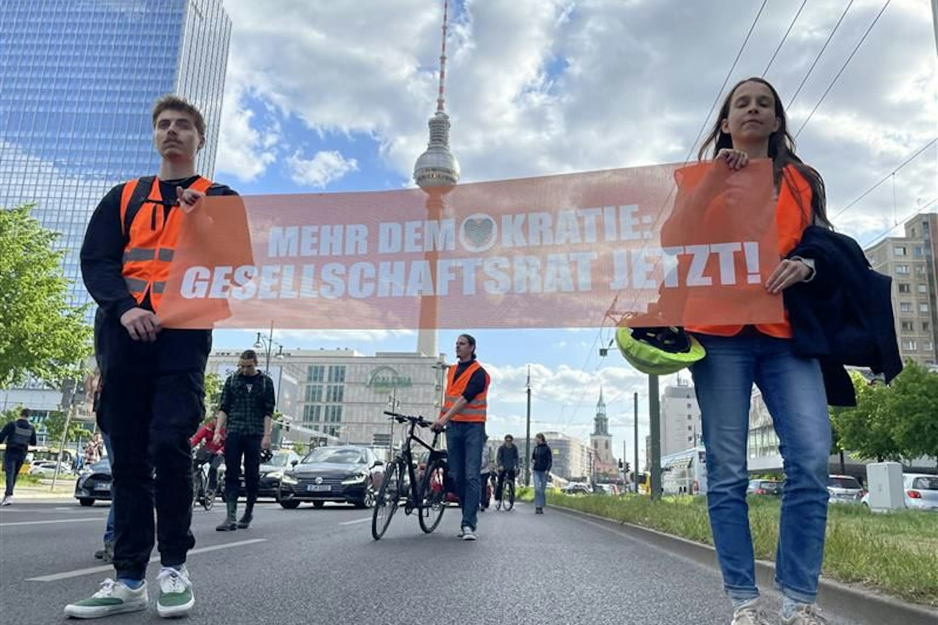 Aktivisten der Letzten Generation laufen am Mittwochabend über die Karl-Liebknechtstraße.