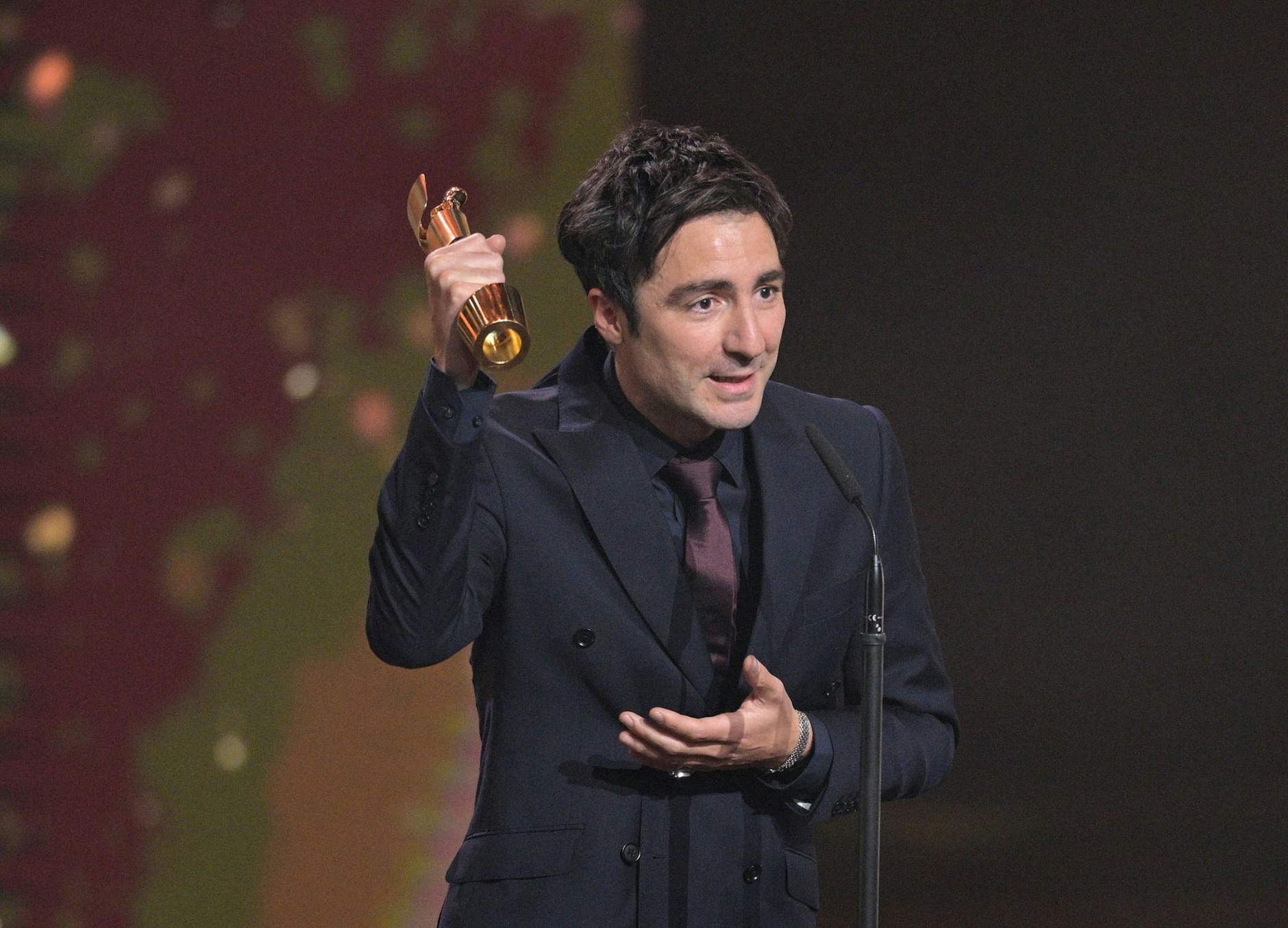 Ilker Çatak bedankt sich für die Lola für die beste Regie für «Das Lehrerzimmer».  