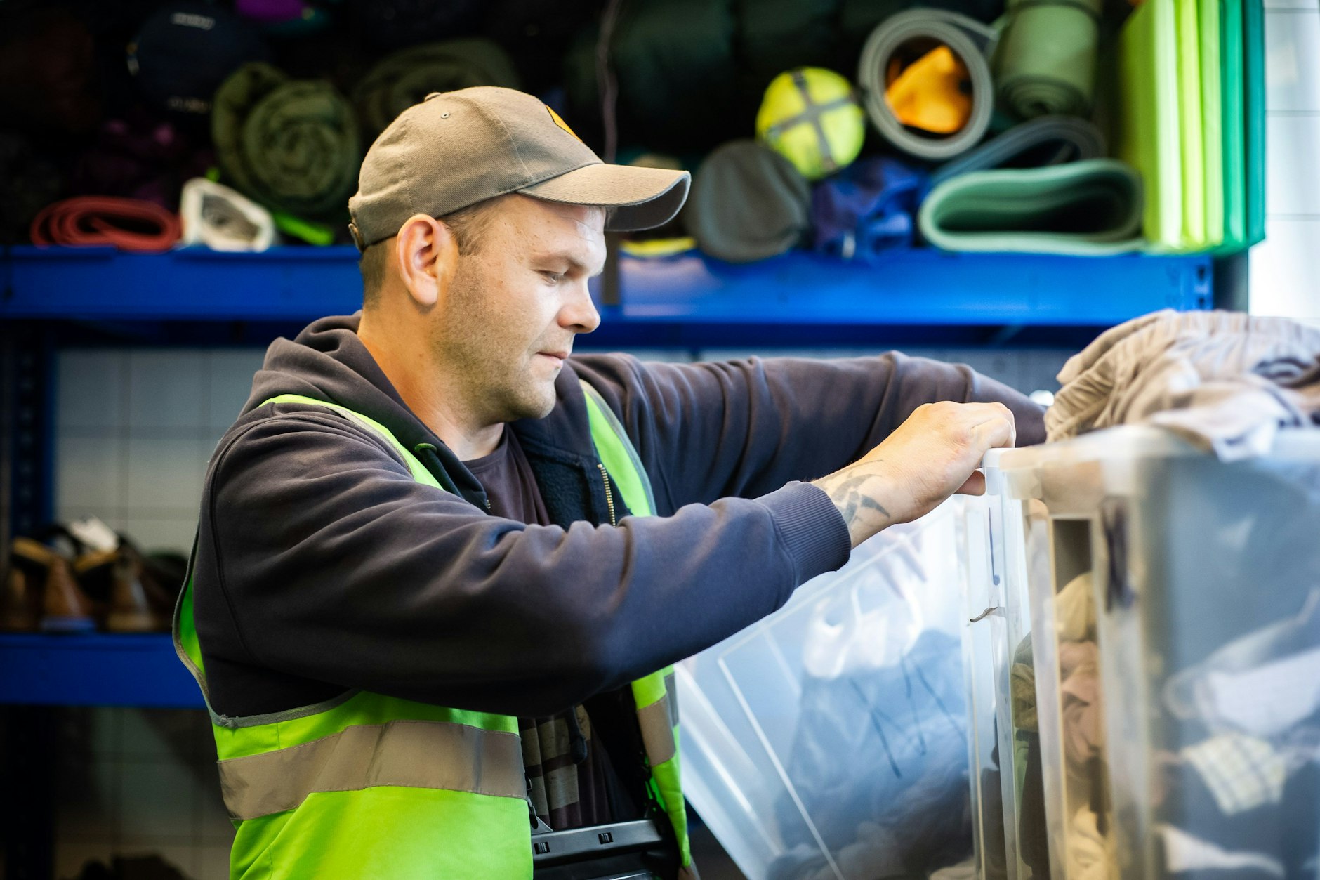 Sascha arbeitet in der Kleiderkammer der Berliner Stadtmission.