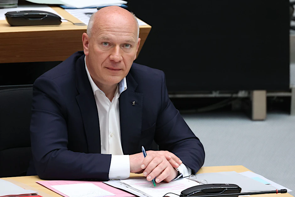 ARCHIV - Kai Wegner (CDU), Regierender Bürgermeister, bei einer Plenarsitzung des Berliner Abgeordnetenhauses.  