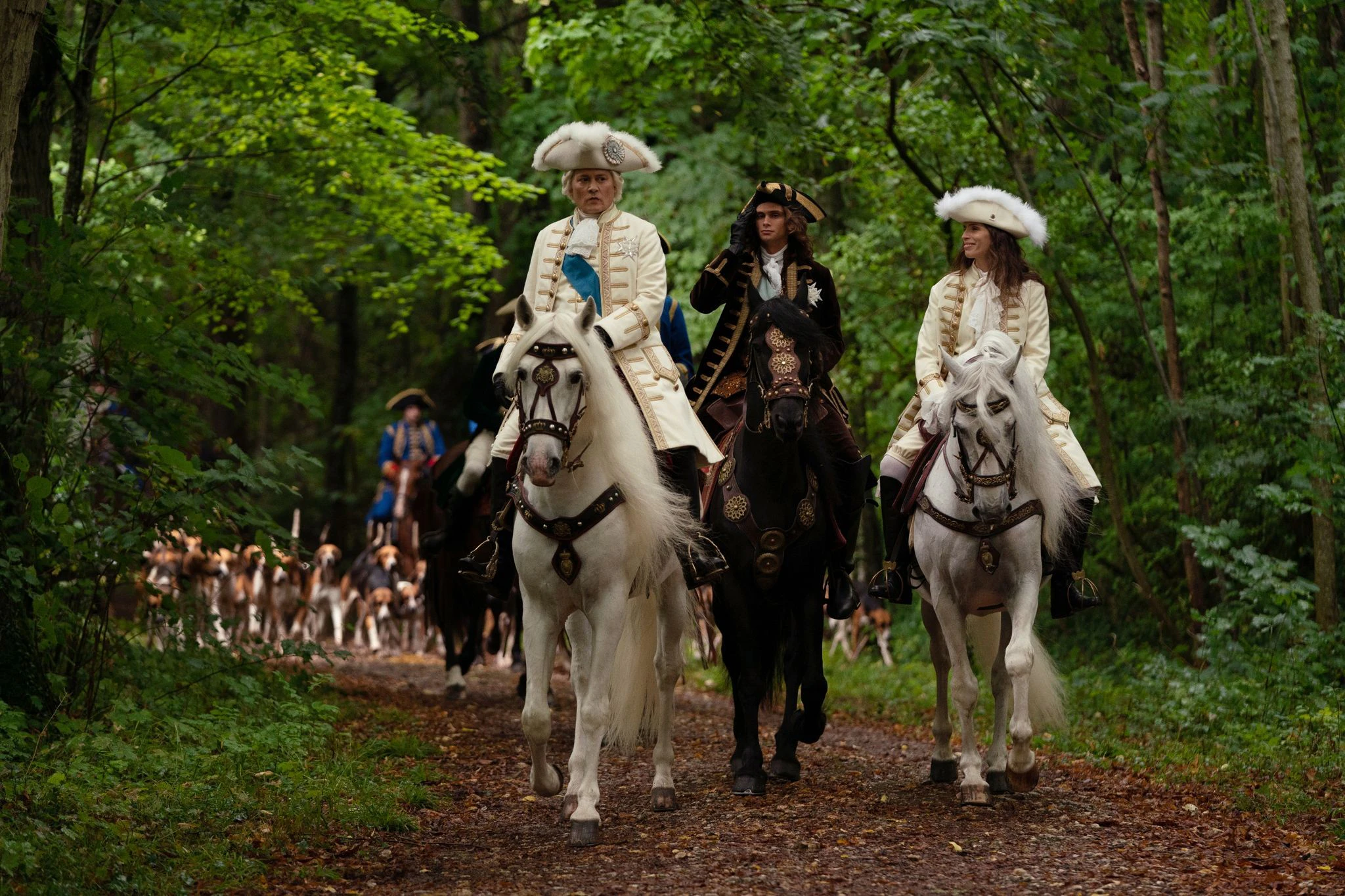 Johnny Depp als&nbsp;Luis XV. (l). und Maïwenn als Jeanne du Barry in einer Szene aus „Jeanne du Barry“.&nbsp;