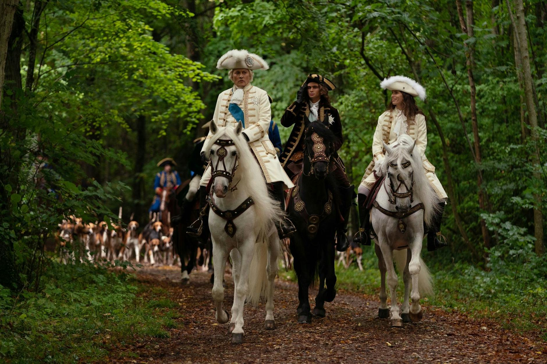 Johnny Depp als Luis XV. (l). und Maïwenn als Jeanne du Barry in einer Szene aus „Jeanne du Barry“. 