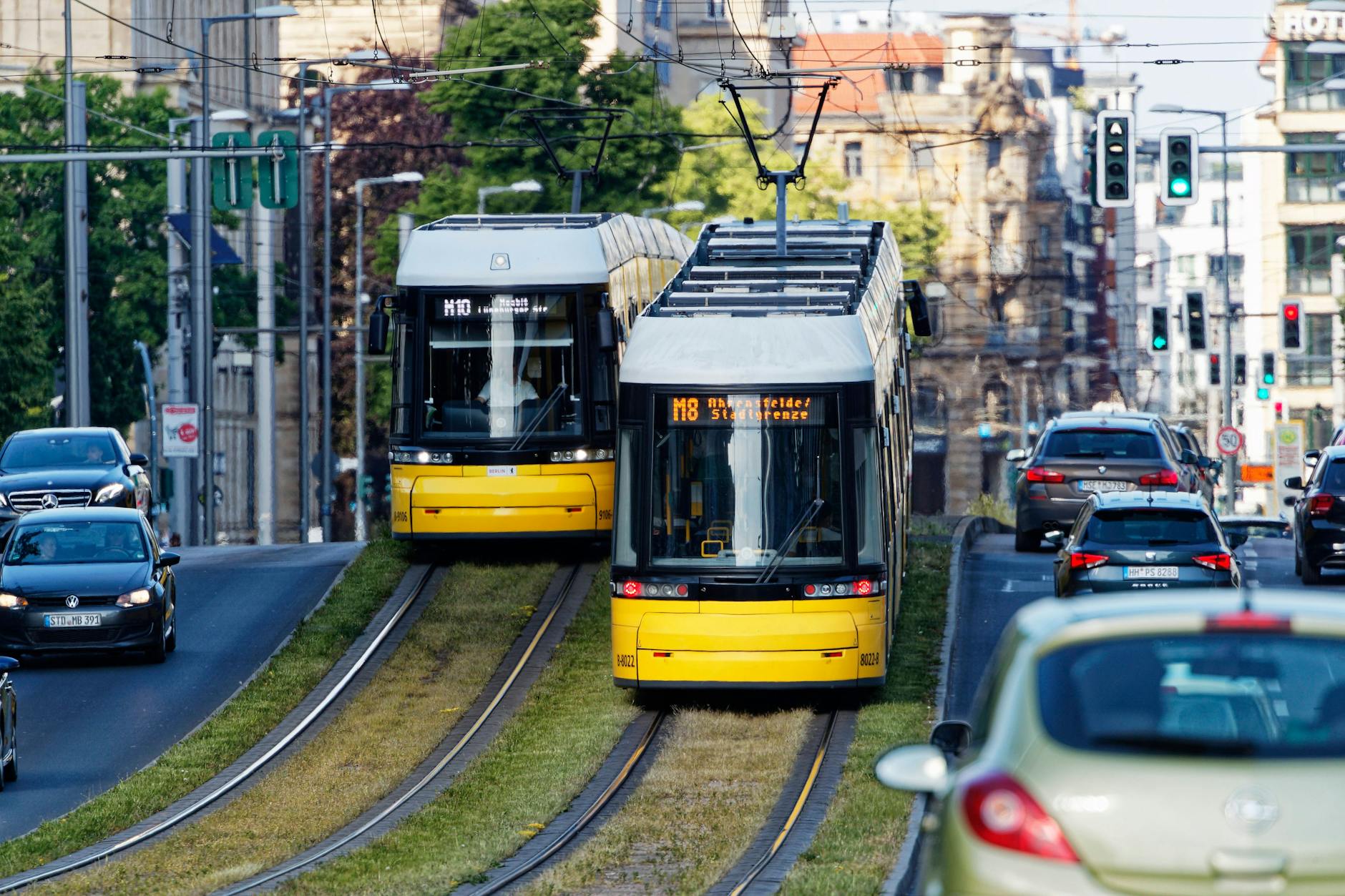 Straßenbahnen der BVG fahren durch die Invalidenstraße in Mitte. Auch bei der Tram lag die reale Durchschnittsgeschwindigkeit 2022 unter der geplanten: 17,5 statt 18,6 Kilometer in der Stunde.