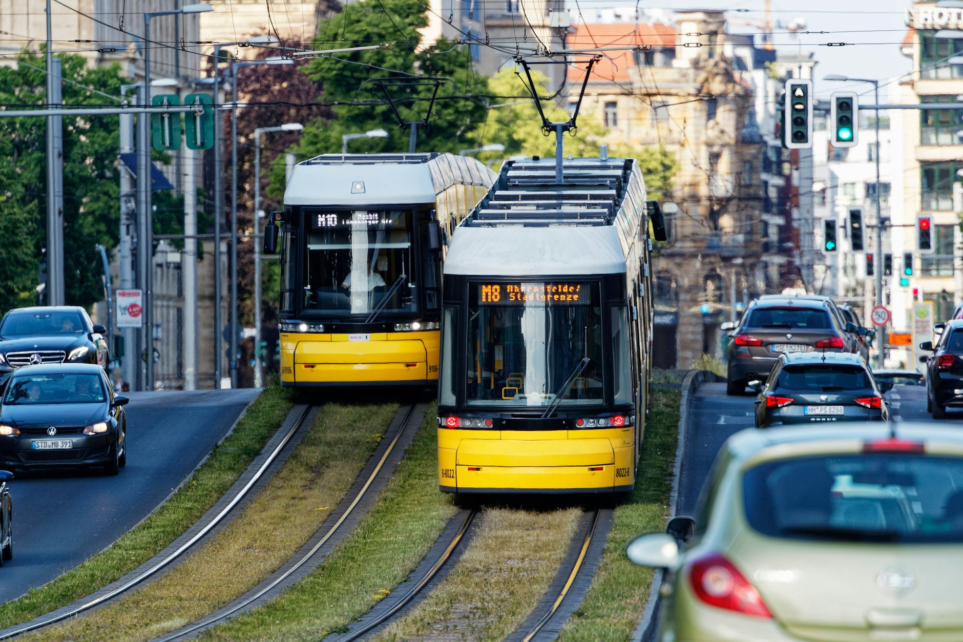 Straßenbahnen der BVG fahren durch die Invalidenstraße in Mitte. Auch bei der Tram lag die reale Durchschnittsgeschwindigkeit 2022 unter der geplanten: 17,5 statt 18,6 Kilometer in der Stunde.