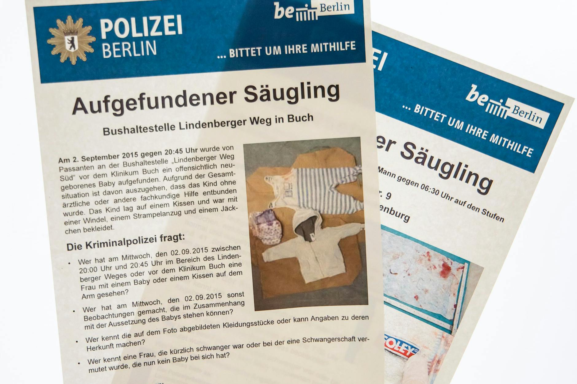 Die Fahndungsplakate der Polizei zu den beiden ersten Babys, die in Berlin ausgesetzt wurden