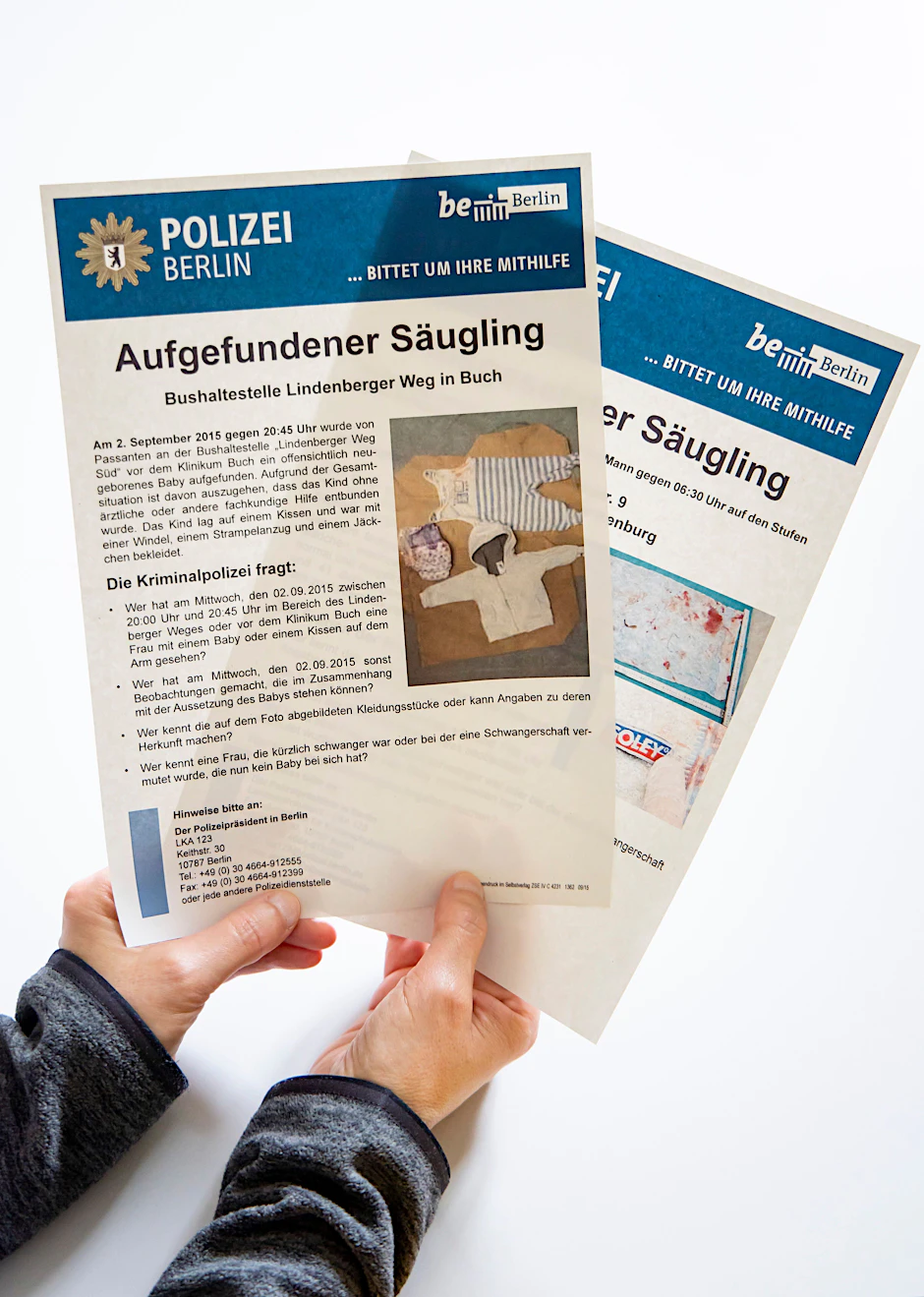 Die Fahndungsplakate der Polizei zu den beiden ersten Babys, die in Berlin ausgesetzt wurden