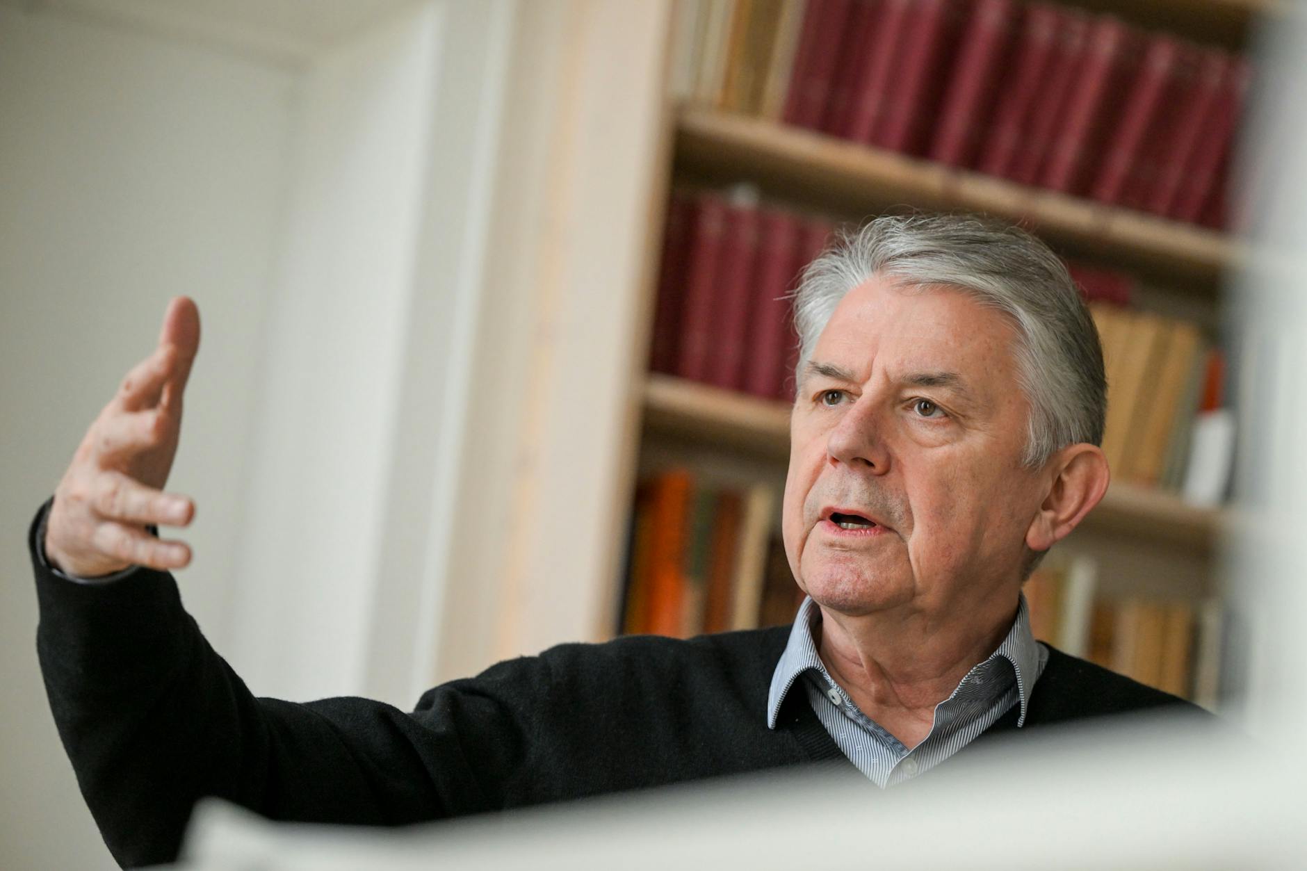 Der Intendant Ulrich Khuon schiebt noch eine Spielzeit am Zürcher Schauspiel nach.