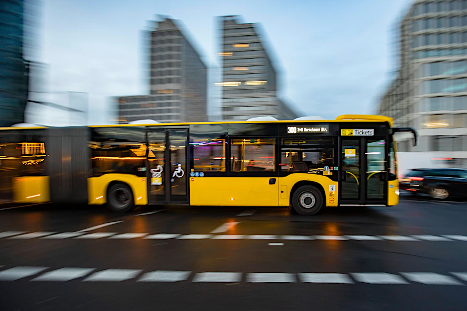 Immer unterwegs: ein BVG-Bus am Potsdamer Platz. Doch das Tempo sinkt. Im vergangenen Jahr hätten die Busse laut Plan im Schnitt mit 18,9 Kilometern pro Stunde unterwegs sein müssen. Doch real schafften sie nur eine Durchschnittsgeschwindigkeit von 17,9 Kilometern in der Stunde.