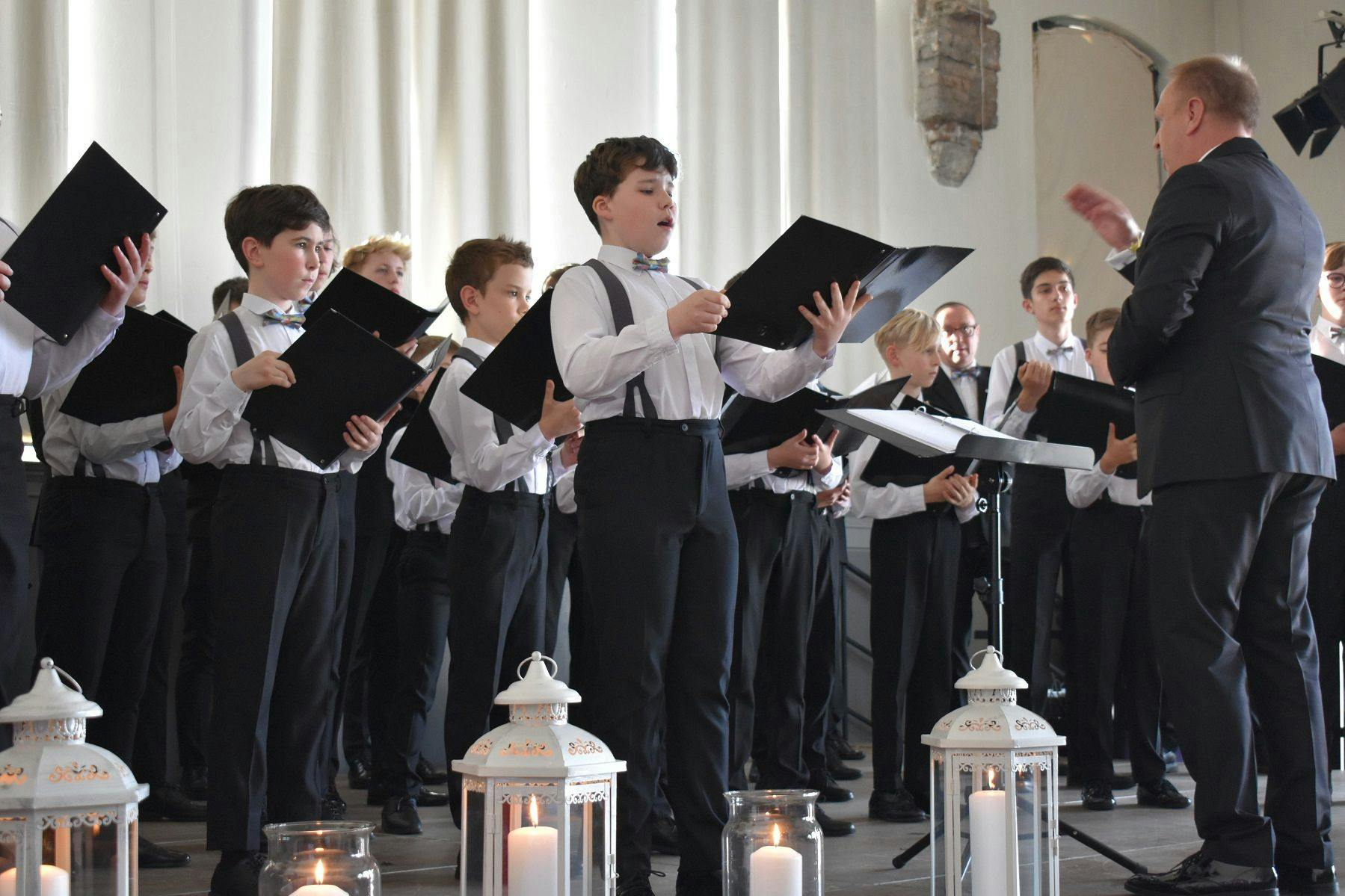 Der europaweit bekannte Posener Knabenchor begleitete die Gedenkveranstaltung.