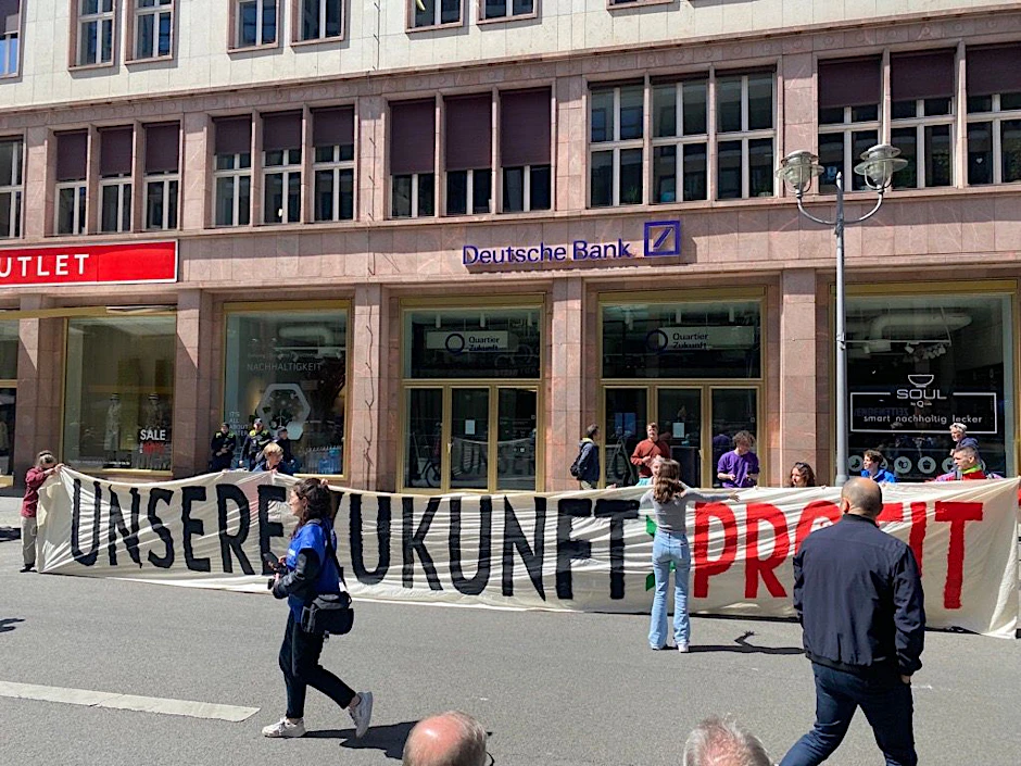 Fridays For Future halten ein Plakat in die Höhe