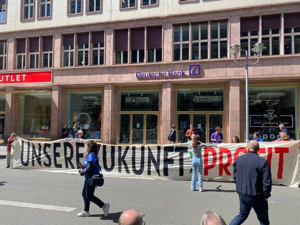 Berlin: Klimaaktivisten blockieren Eingang zur Deutschen Bank