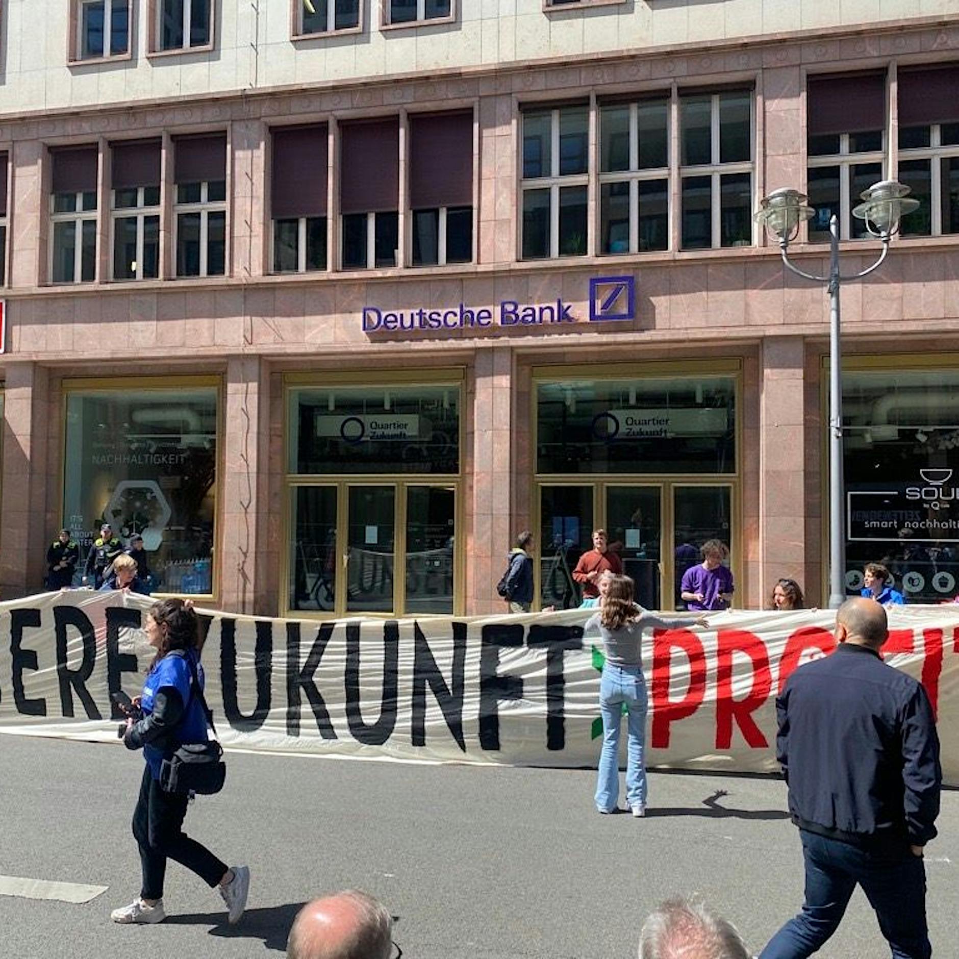 Berlin: Klimaaktivisten blockieren Eingang zur Deutschen Bank