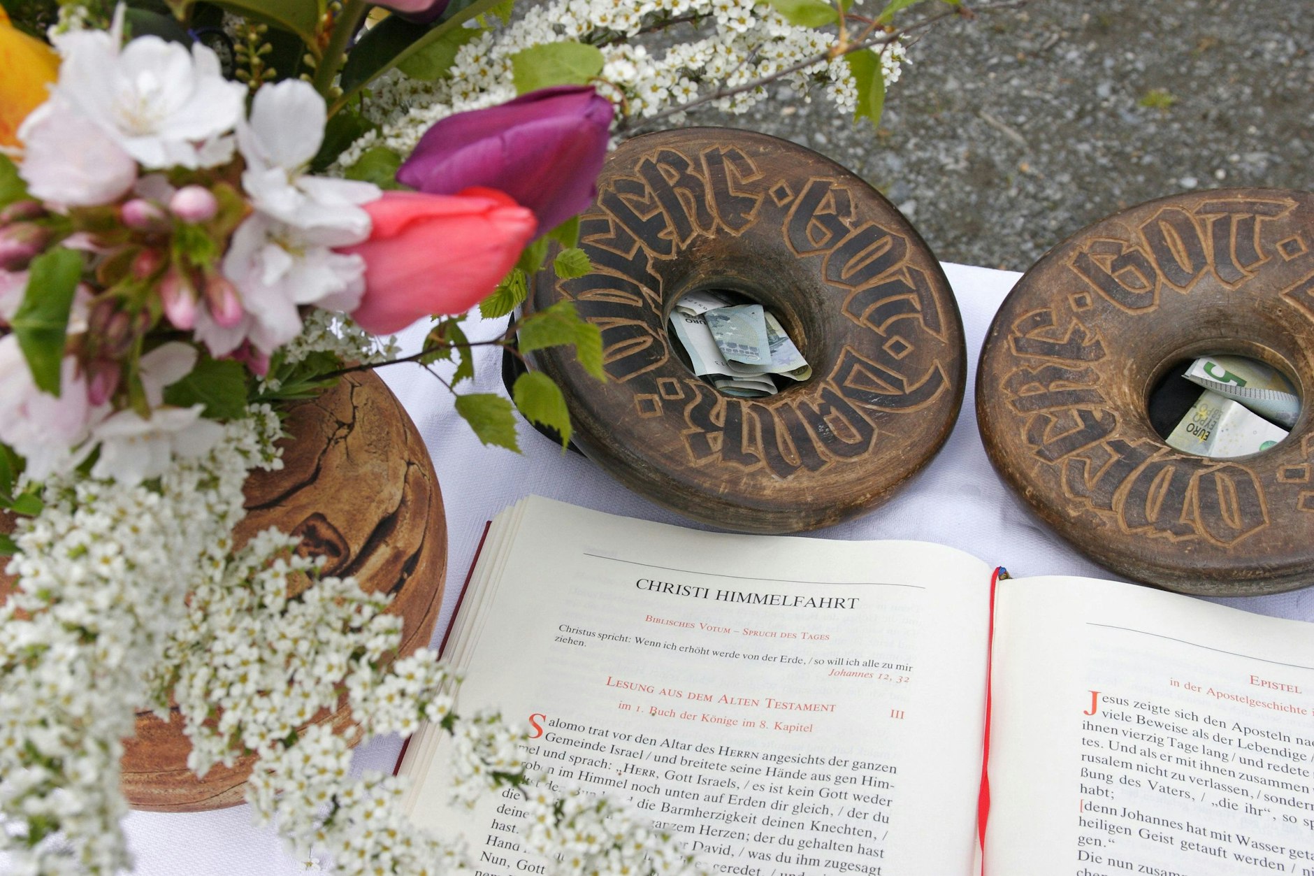 Freiluftgottesdienst zu Christi Himmelfahrt von der Philippuskirchgemeinde Lohmen in Heeselicht bei Stolpen in Sachsen im Jahr 2016. 