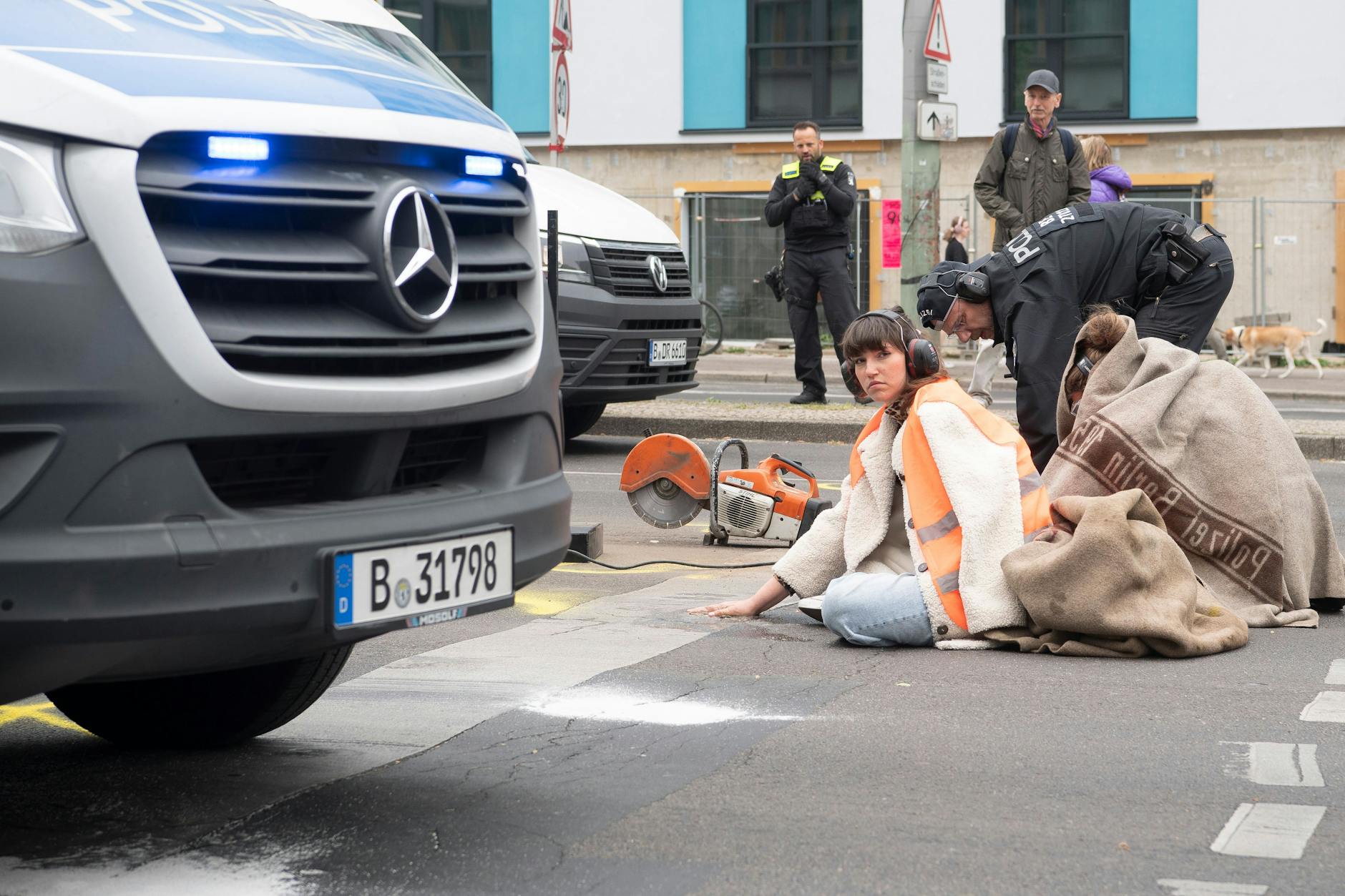 Carla Hinrichs, Sprecherin der Klimagruppe Letzte Generation, wurde zu einer Bewährungsstrafe verurteilt. Dennoch sitzt sie in Berlin bei einer Straßenblockade mit einer auf den Asphalt festgeklebten Hand auf der Straße.