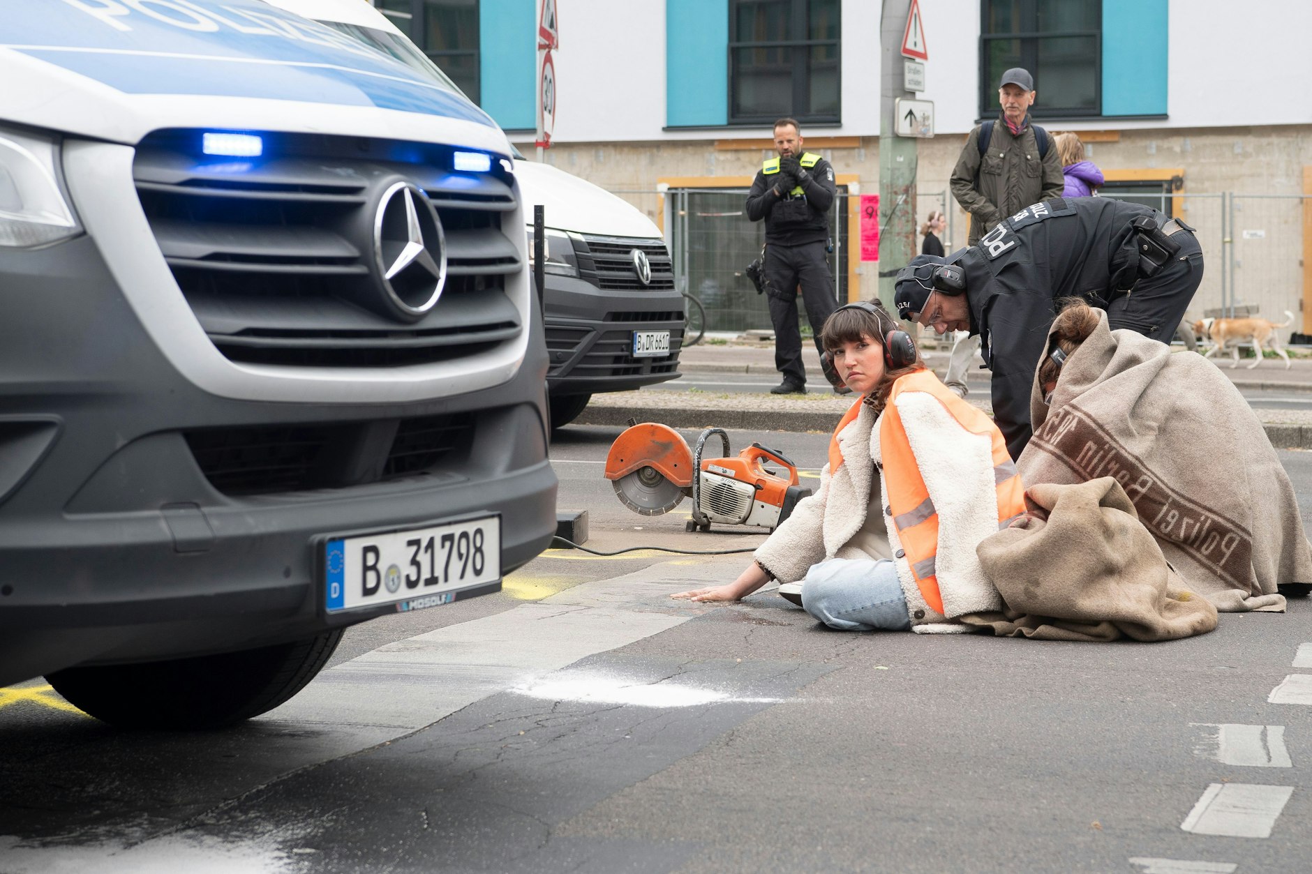 Carla Hinrichs, Sprecherin der Klimagruppe Letzte Generation, wurde zu einer Bewährungsstrafe verurteilt. Dennoch sitzt sie in Berlin bei einer Straßenblockade mit einer auf den Asphalt festgeklebten Hand auf der Straße.