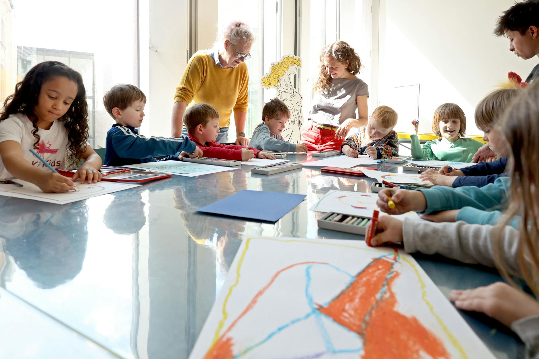 Kindergartenkinder malen erst einmal selbst im Haus Bastian und gucken dann nebenan in der Alten Nationalgalerie, wie sich andere angestellt haben.