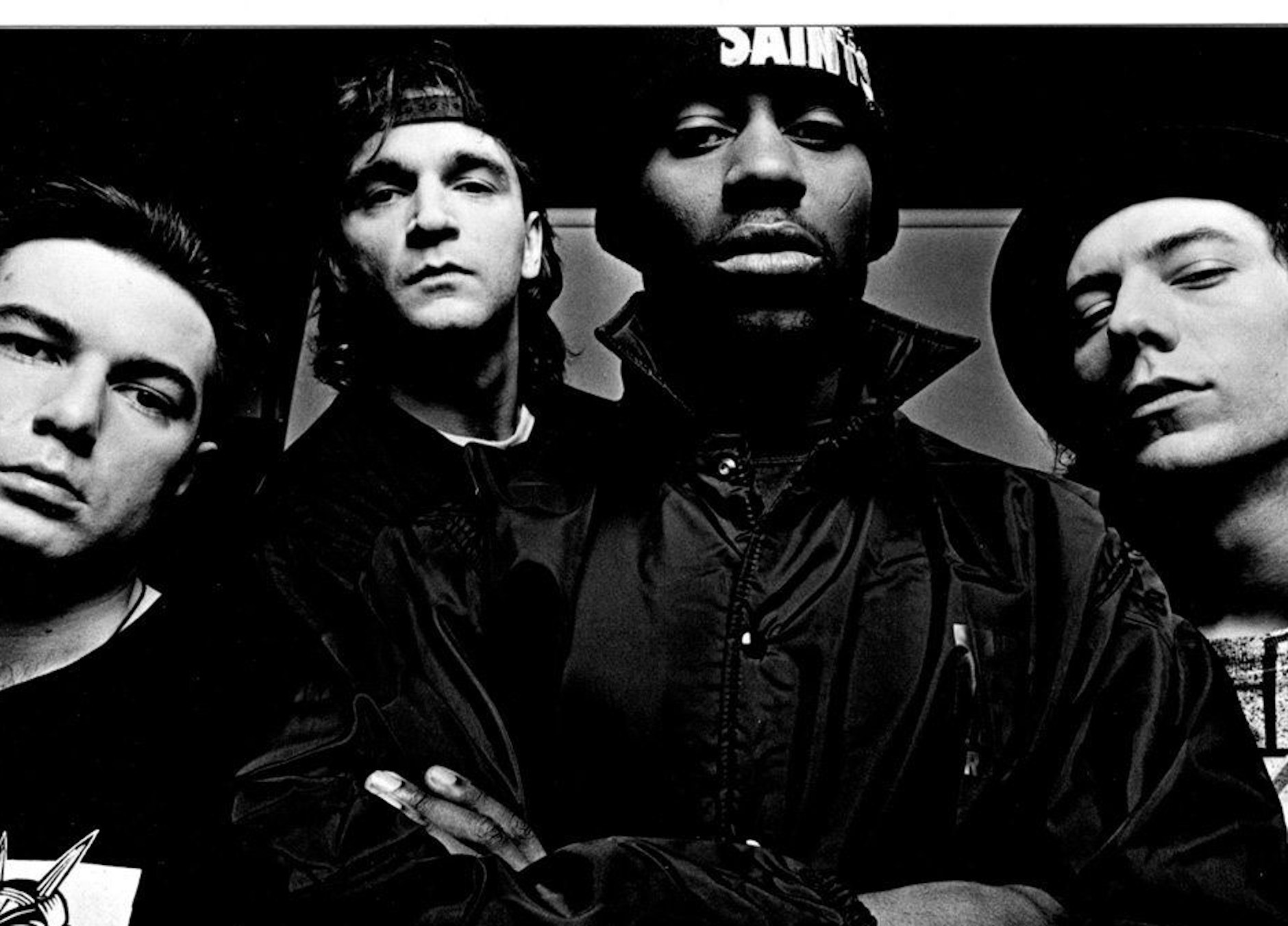 Joe Chialo war in den 90er-Jahren selbst mal Musiker, bevor er danach Musikmanager und später Politiker wurde. In der Popmetal-Gruppe Blue Manner Haze steuerte er den Sprechgesang bei und hörte sich ein bisschen an wie Mos Def. Respekt.