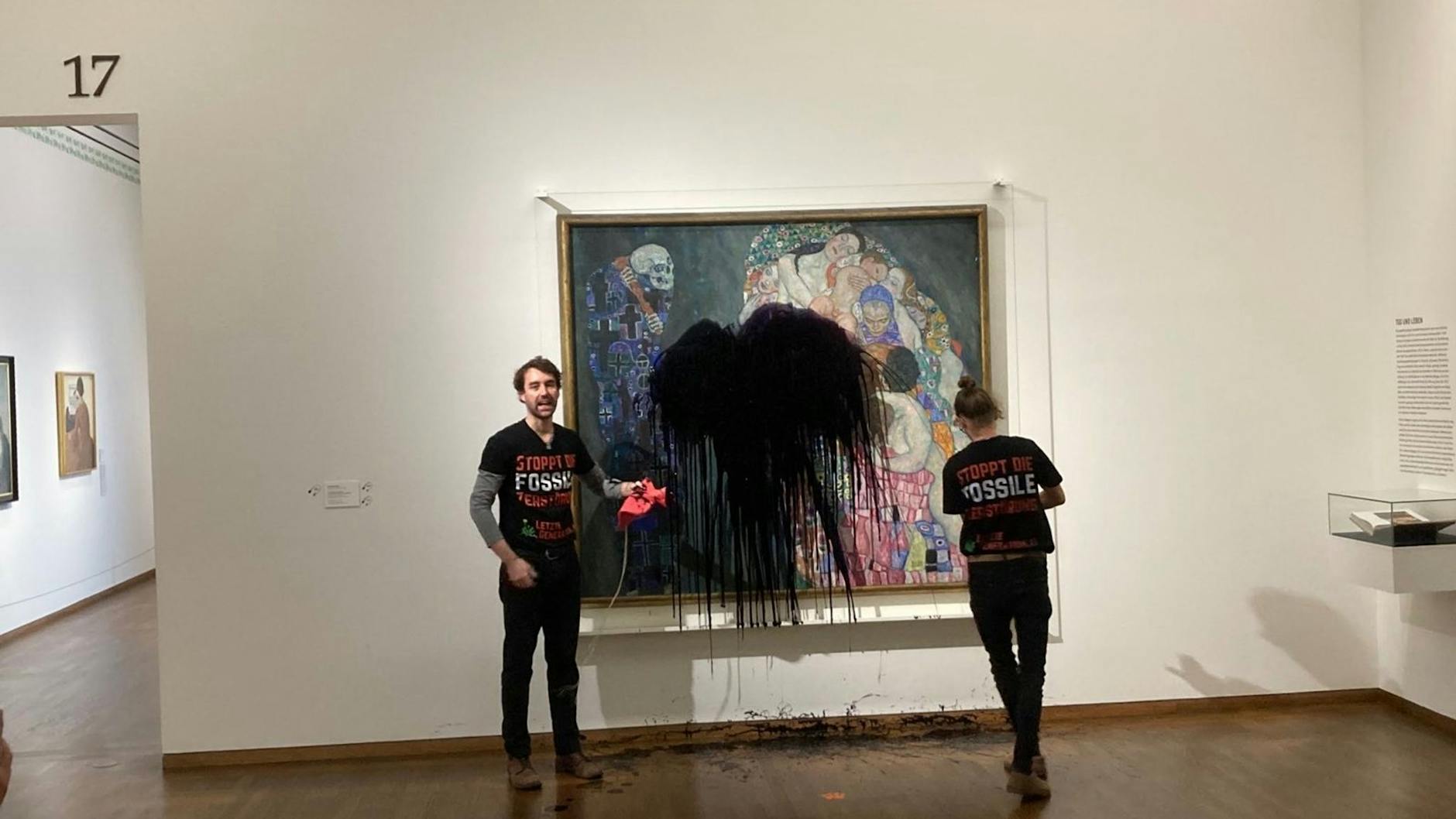 Klimaaktivisten der Gruppe „Letzte Generation“ haben im Leopold Museum das Gemälde „Tod und Leben “von Gustav Klimt mit Öl überschüttet. 