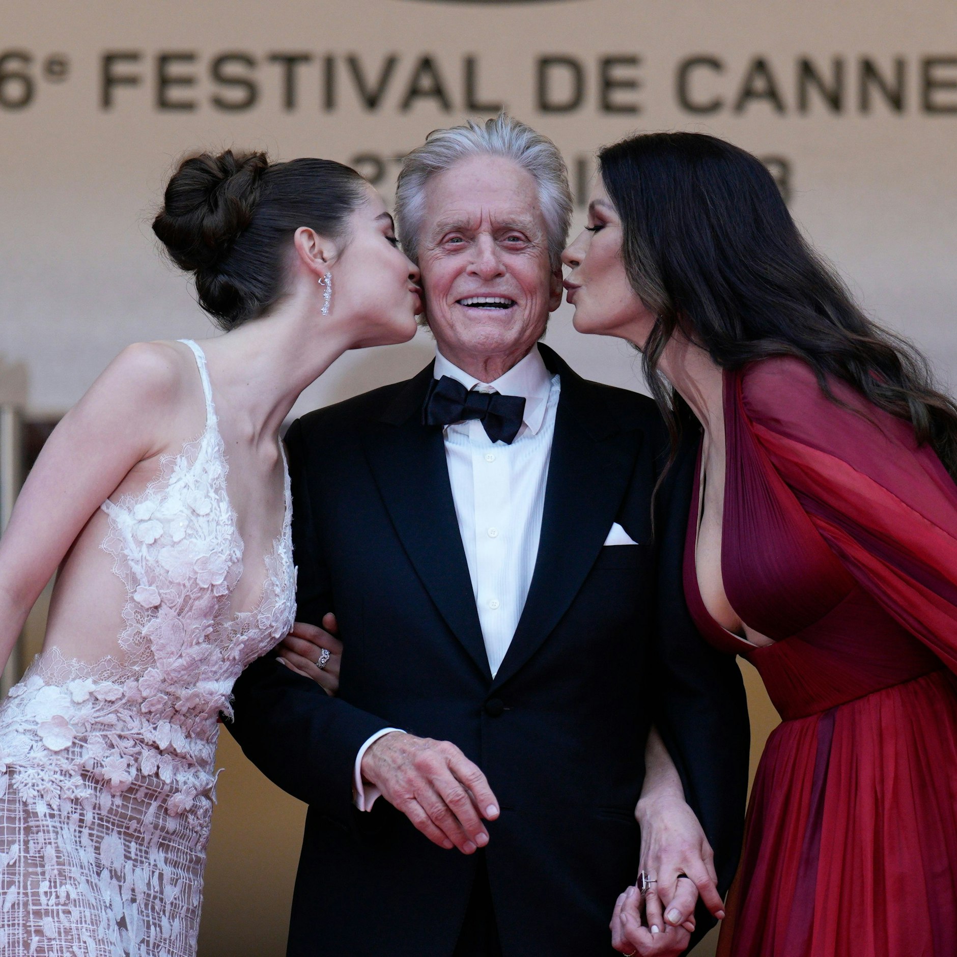 Michael Douglas (M.), Schauspieler aus den USA, seine Ehefrau Catherine Zeta-Jones (r,), Schauspielerin aus Großbritannien, und ihre gemeinsame Tochter Carys Zeta Douglas