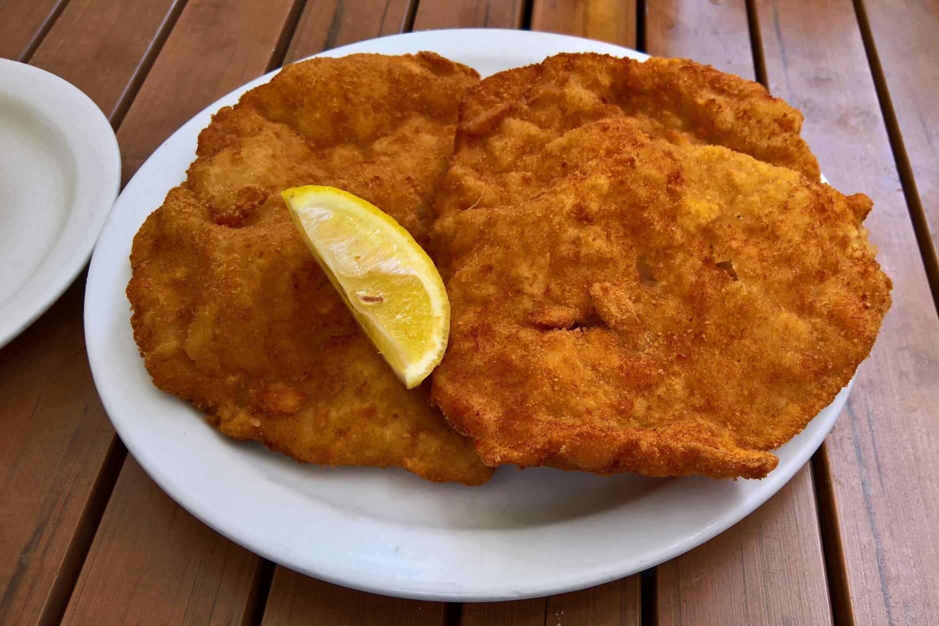 Mal ein Wiener Schnitzel - das schmeckt Klein und Groß. Als Dekoration ein Schnitz Zitrone, manche beträufeln das Schnitzel auch mit etwas Saft der Zitrone. 