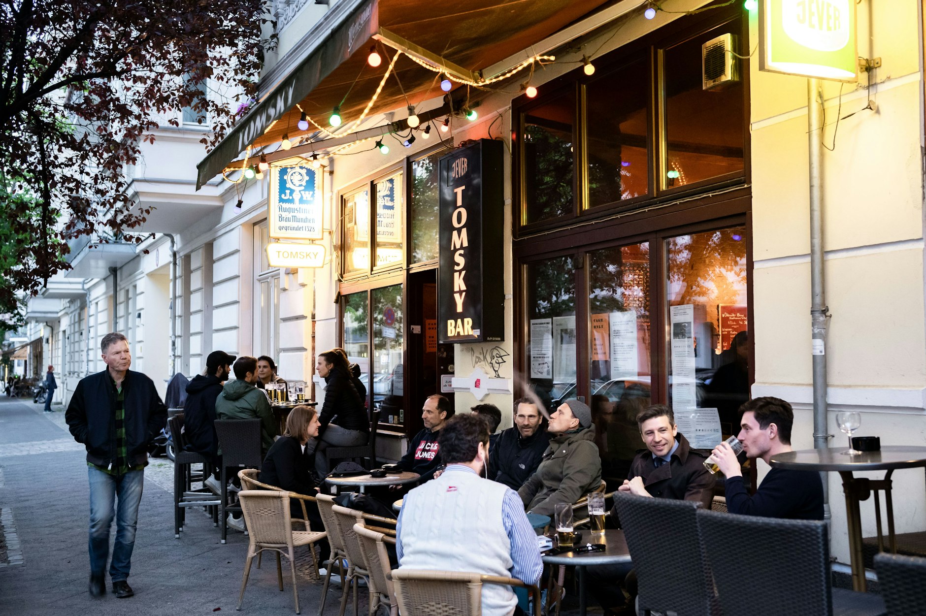 Gäste vor dem Tomsky