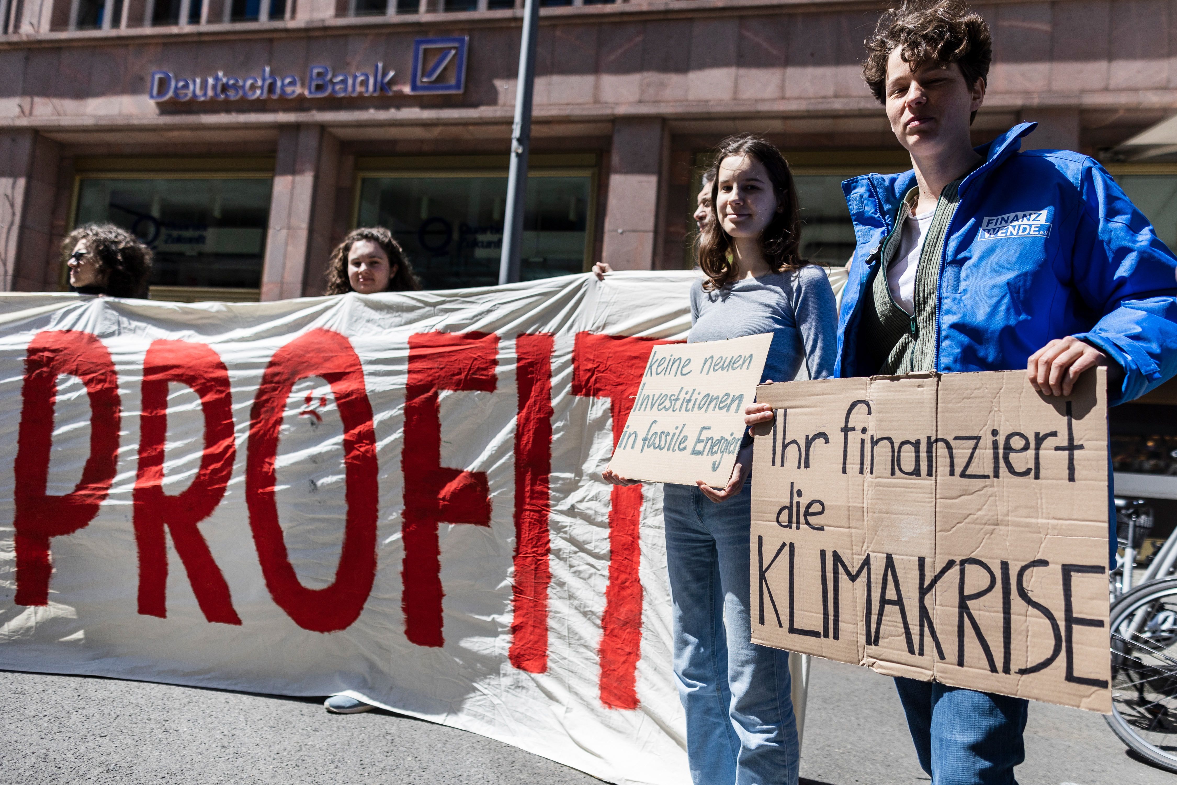 Liveticker: Klimakleber Blockieren A100 - Stau Auch Auf Der Umleitung